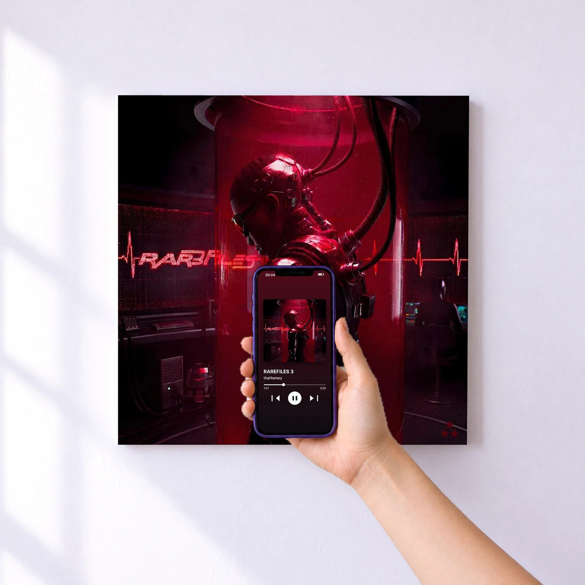 Affiche connectée RAREFILES 3 de thaHomey au mur : l'album se lance en approchant le téléphone