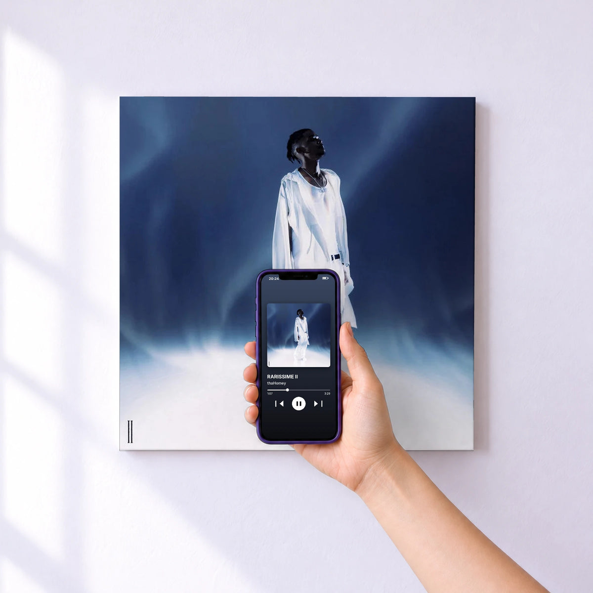Affiche connectée RARISSIME II de thaHomey au mur : l'album se lance en approchant le téléphone