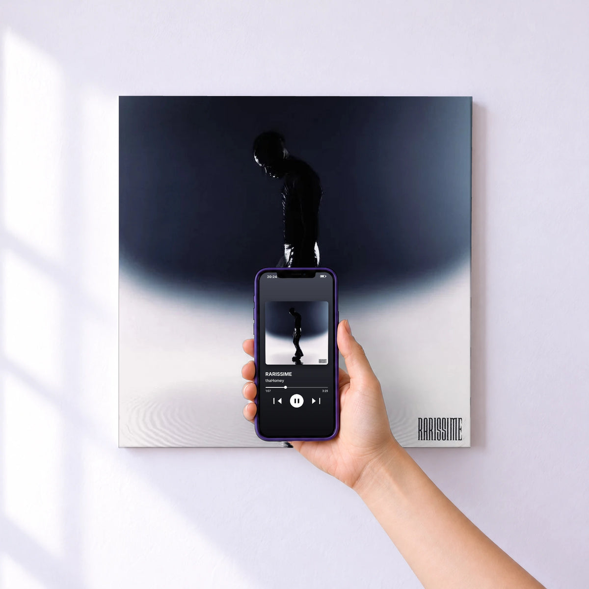 Affiche connectée RARISSIME de thaHomey au mur : l'album se lance en approchant le téléphone