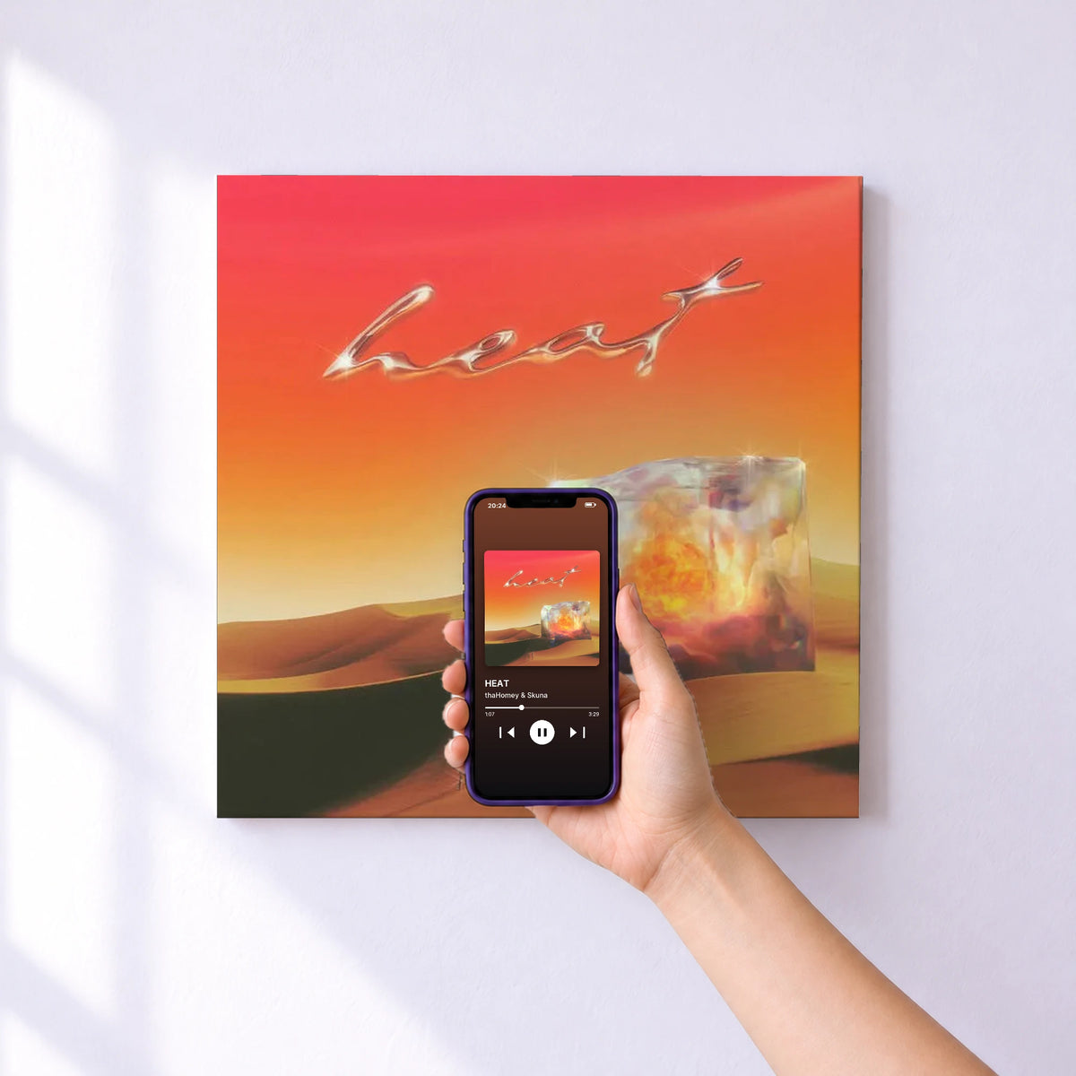 Affiche connectée HEAT de thaHomey & Skuna au mur : l'album se lance en approchant le téléphone