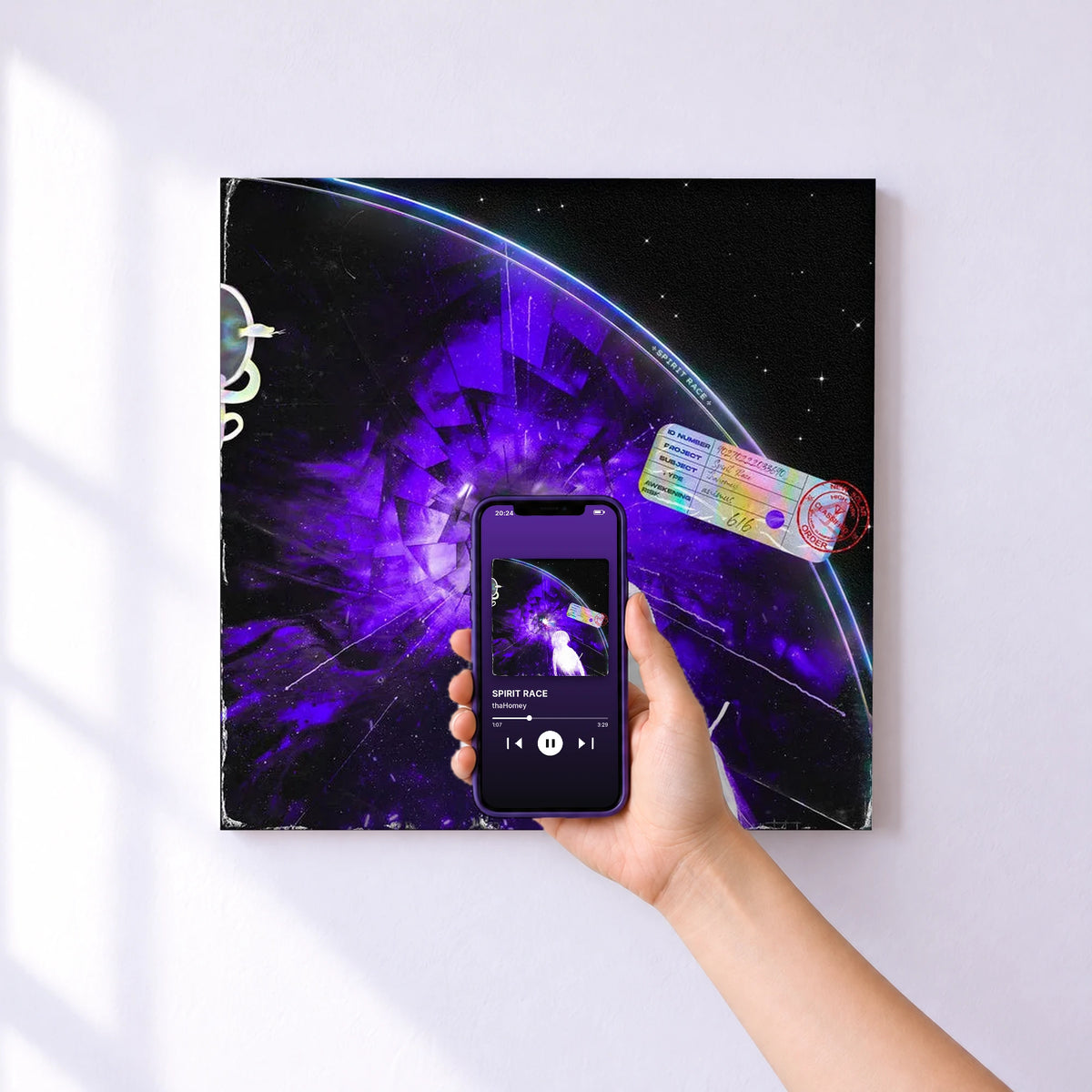 Affiche connectée SPIRIT RACE de thaHomey au mur : l'album se lance en approchant le téléphone