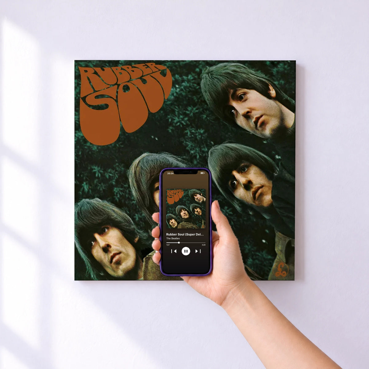 Affiche connectée Rubber Soul (Super Deluxe) de The Beatles au mur : l'album se lance en approchant le téléphone