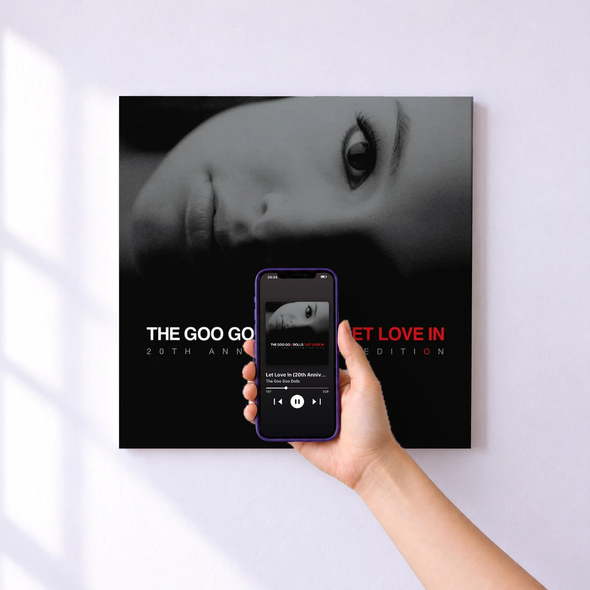 Affiche connectée Let Love In (20th Anniversary Edition) de The Goo Goo Dolls au mur : l'album se lance en approchant le téléphone