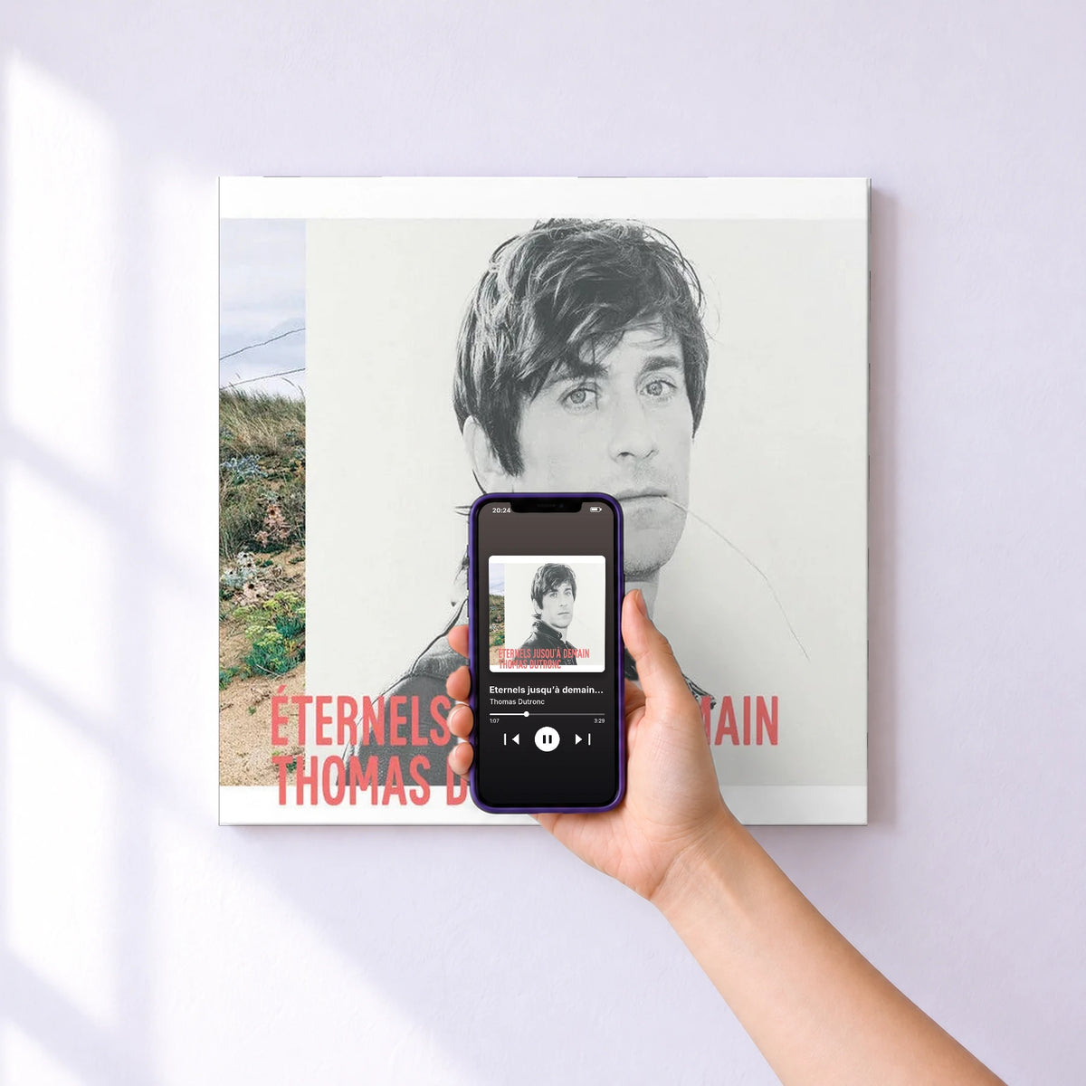 Affiche connectée Eternels jusqu’à demain (Deluxe) de Thomas Dutronc au mur : l'album se lance en approchant le téléphone