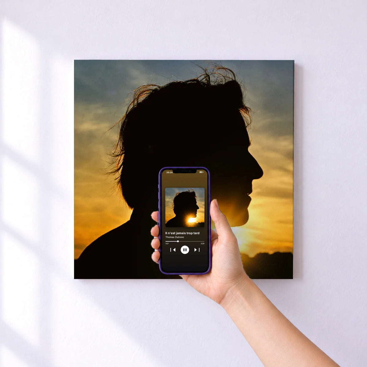 Affiche connectée Il n'est jamais trop tard de Thomas Dutronc au mur : l'album se lance en approchant le téléphone