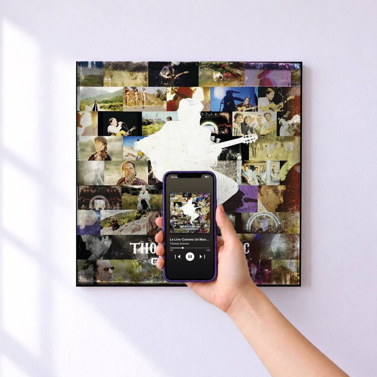 Affiche connectée Le Live-Comme Un Manouche Sans Guitare de Thomas Dutronc au mur : l'album se lance en approchant le téléphone