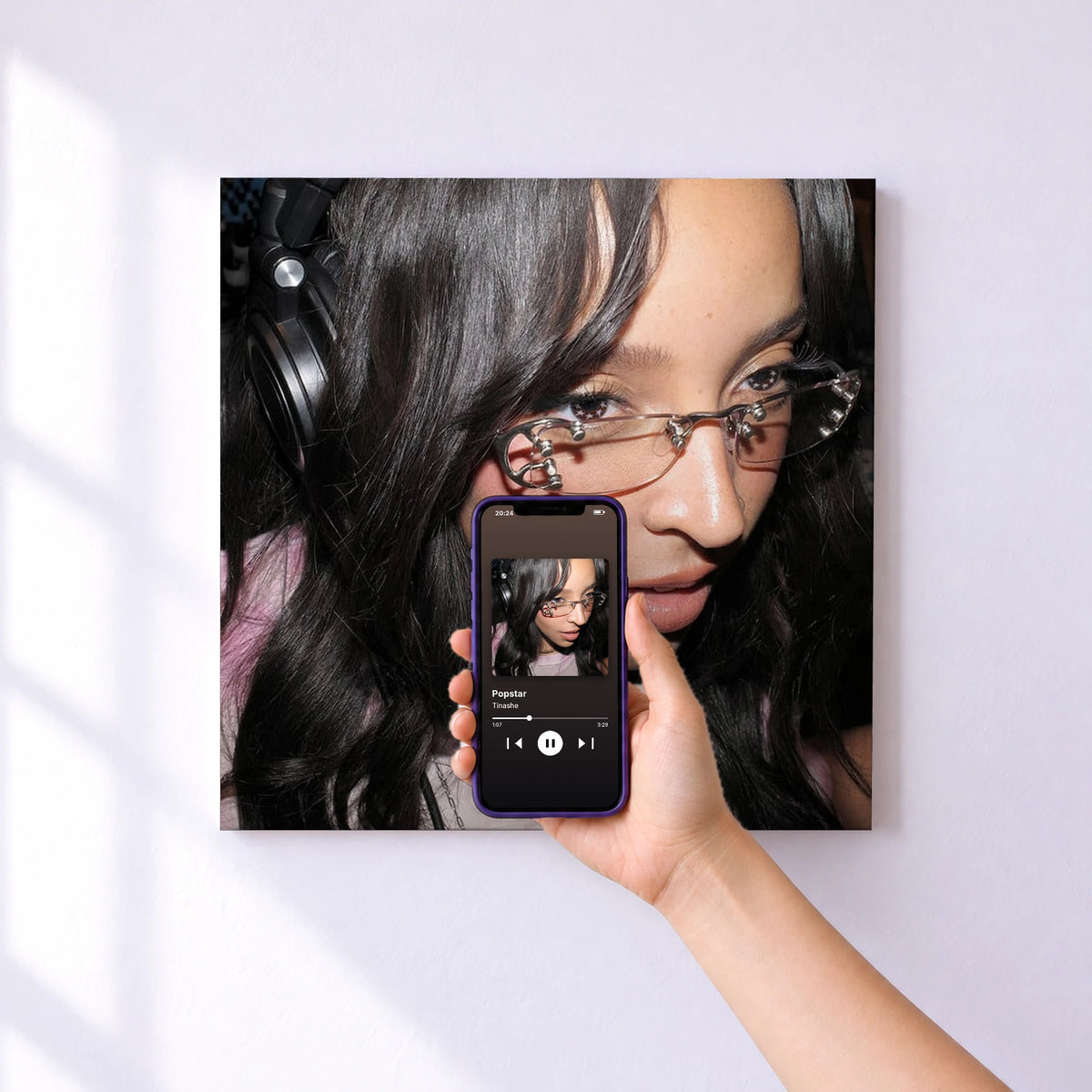 Affiche connectée Popstar de Tinashe au mur : l'album se lance en approchant le téléphone