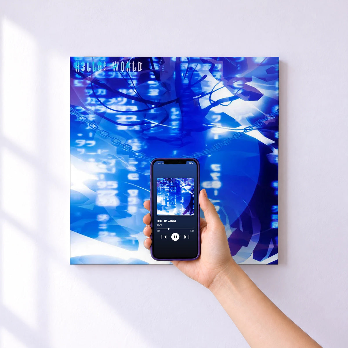 Affiche connectée H3LL0! w0rld de TKKF au mur : l'album se lance en approchant le téléphone
