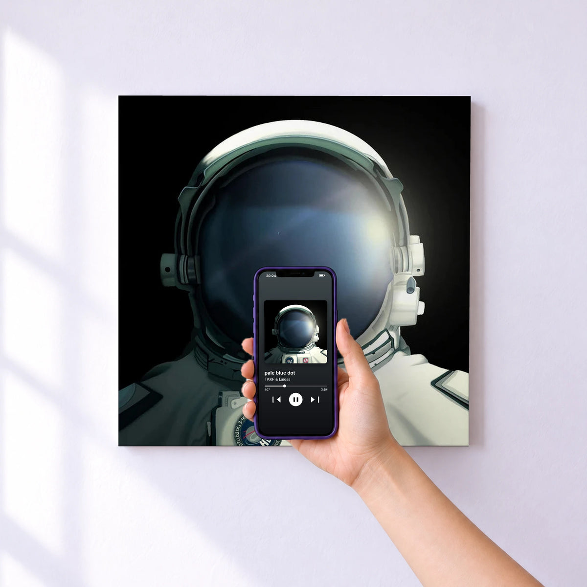 Affiche connectée pale blue dot de TKKF & Laïoss au mur : l'album se lance en approchant le téléphone