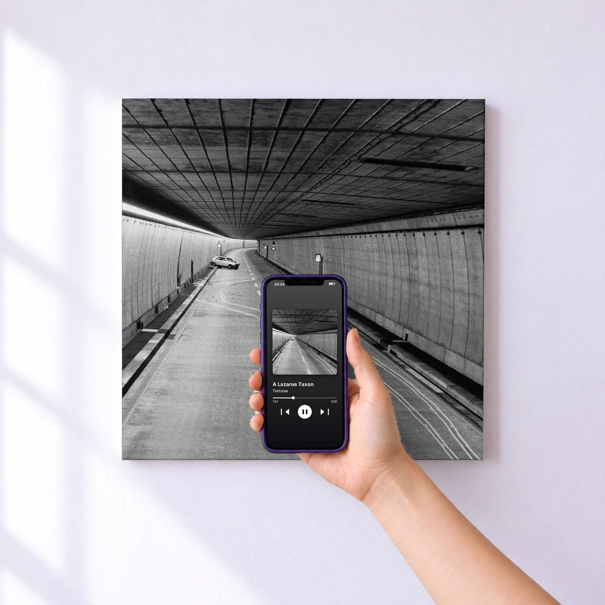 Affiche connectée A Lazarus Taxon de Tortoise au mur : l'album se lance en approchant le téléphone