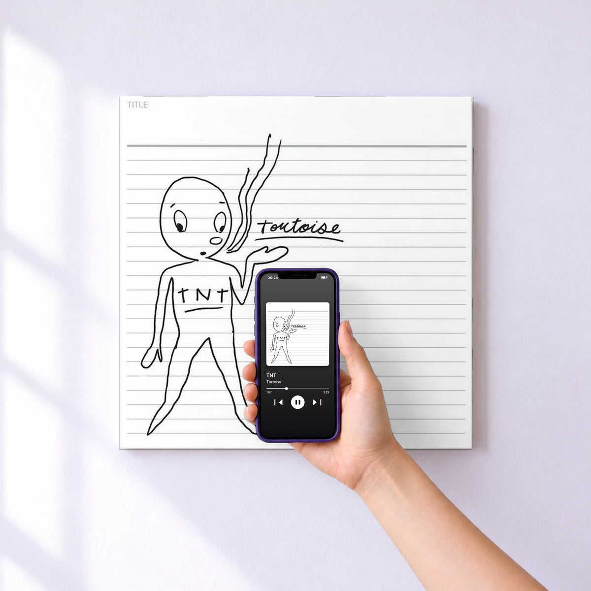Affiche connectée TNT de Tortoise au mur : l'album se lance en approchant le téléphone