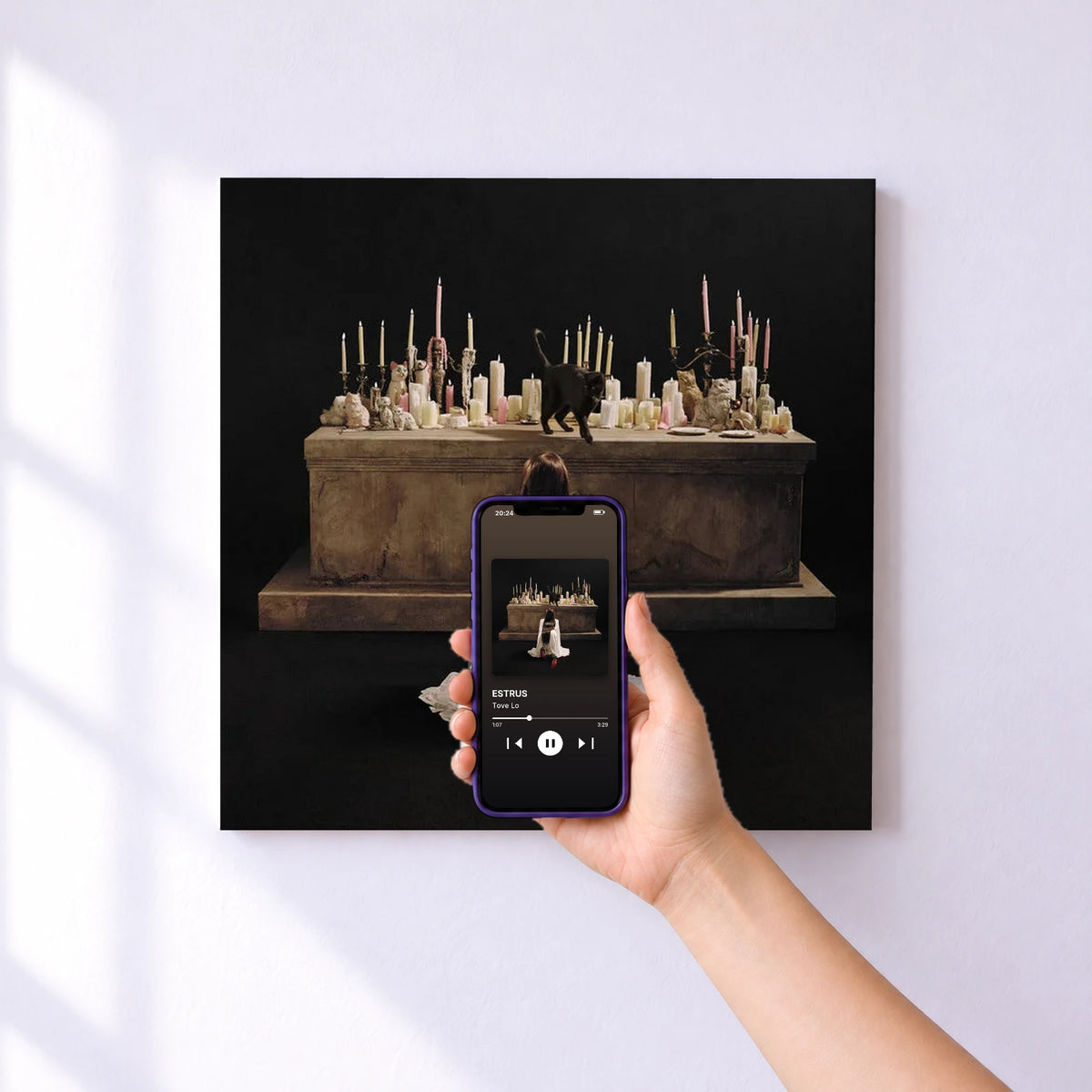 Affiche connectée ESTRUS de Tove Lo au mur : l'album se lance en approchant le téléphone
