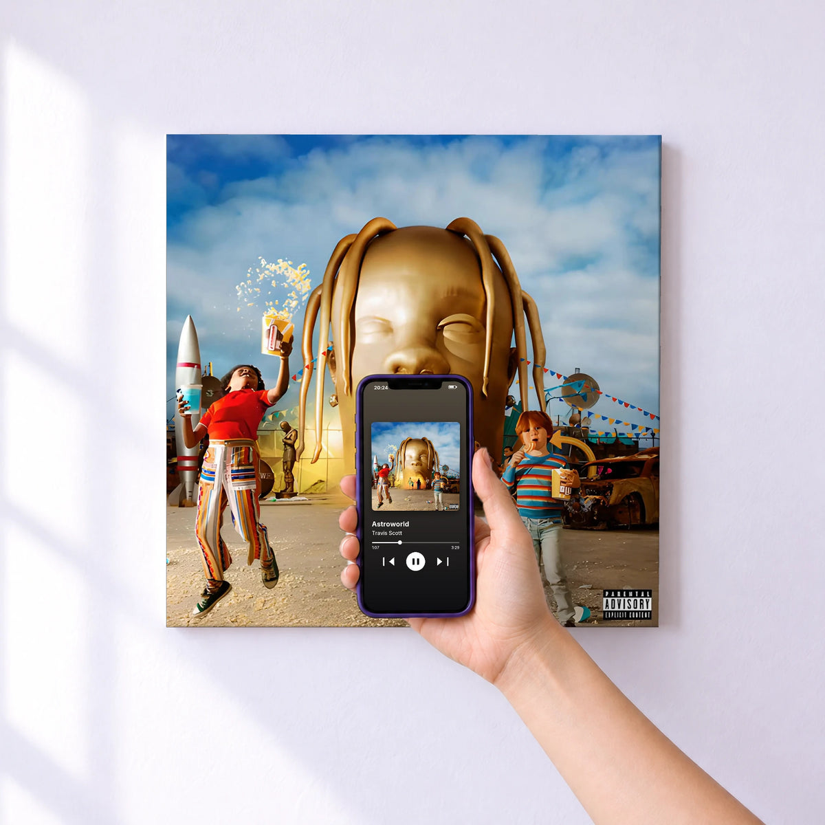 Affiche connectée Astroworld de Travis Scott au mur : l'album se lance en approchant le téléphone