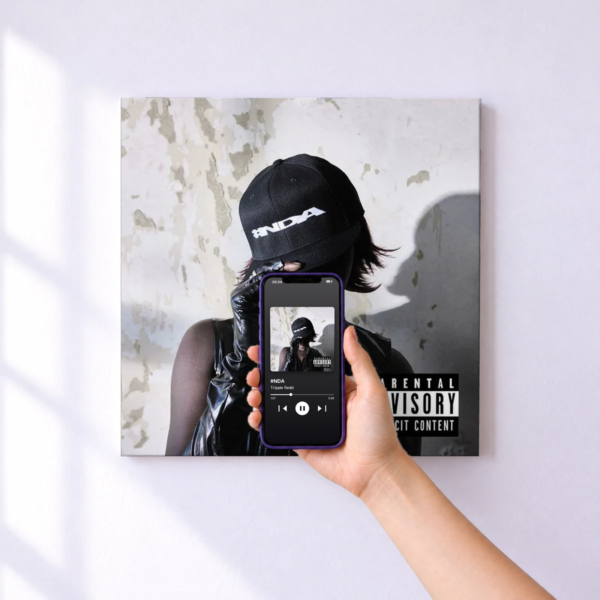 Affiche connectée #NDA de Trippie Redd au mur : l'album se lance en approchant le téléphone