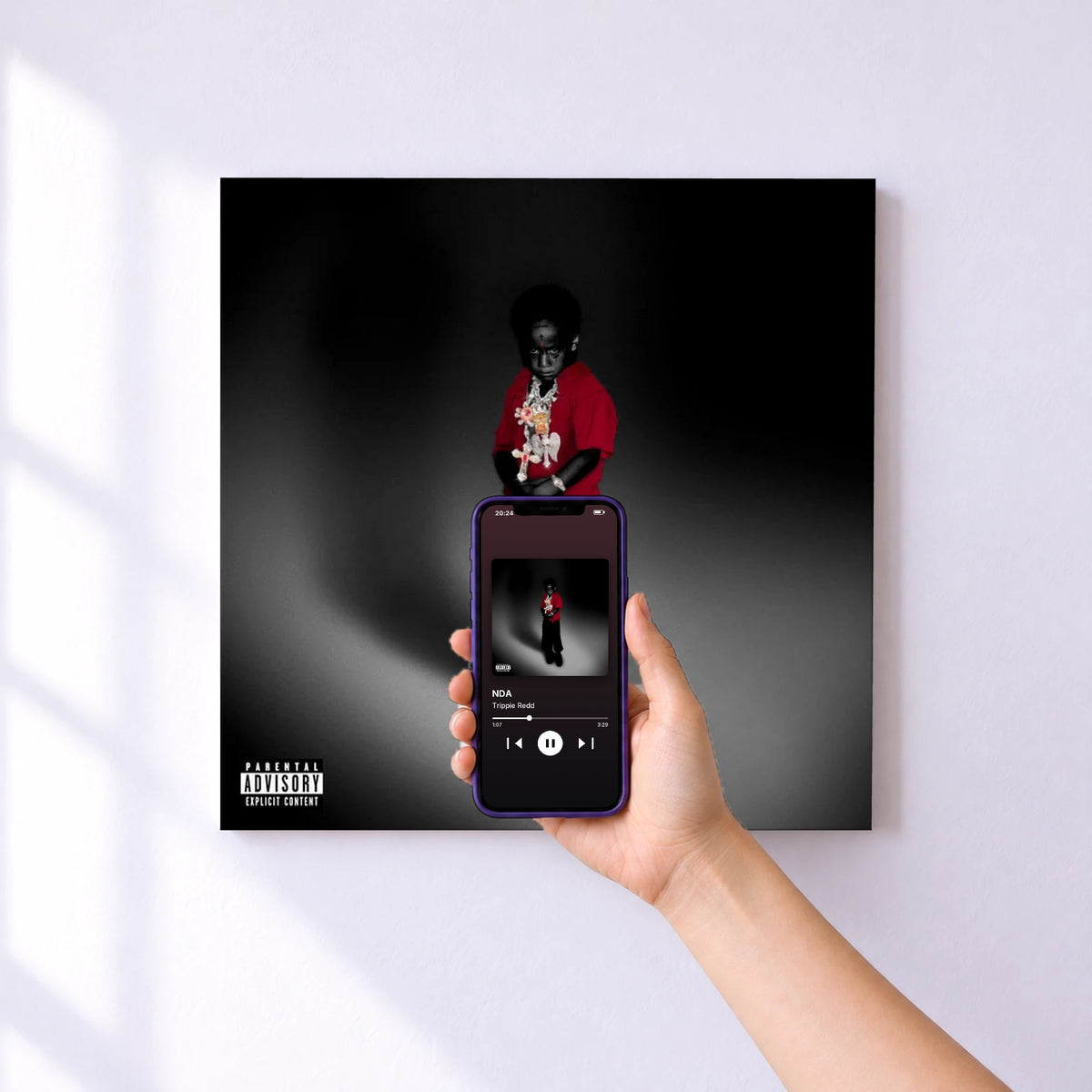 Affiche connectée NDA de Trippie Redd au mur : l'album se lance en approchant le téléphone