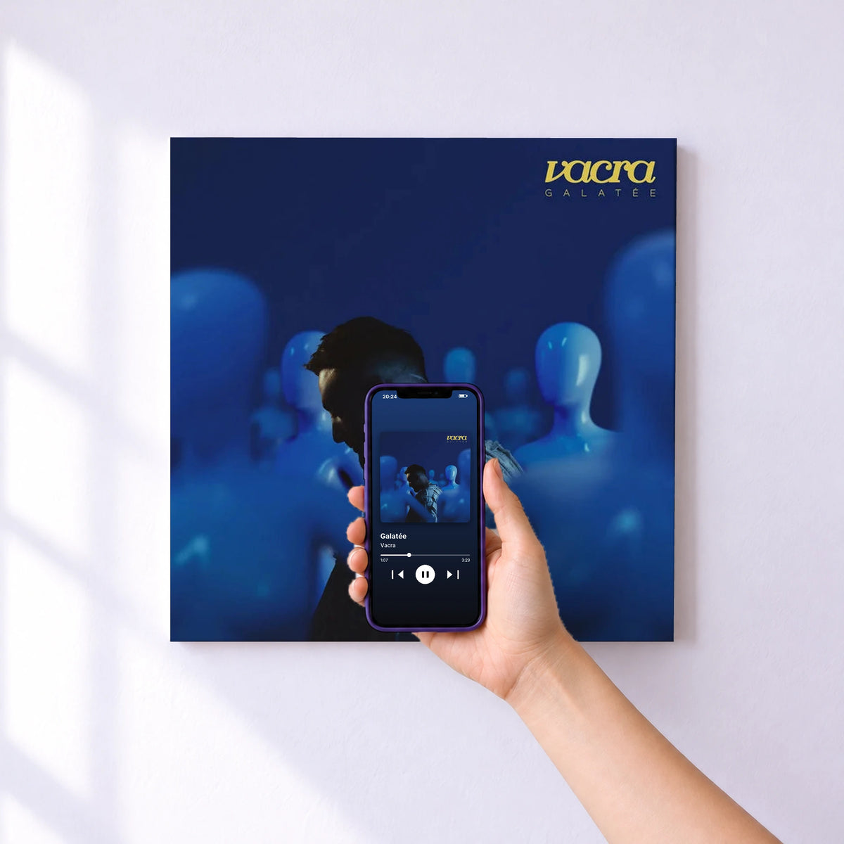 Affiche connectée Galatée de Vacra au mur : l'album se lance en approchant le téléphone