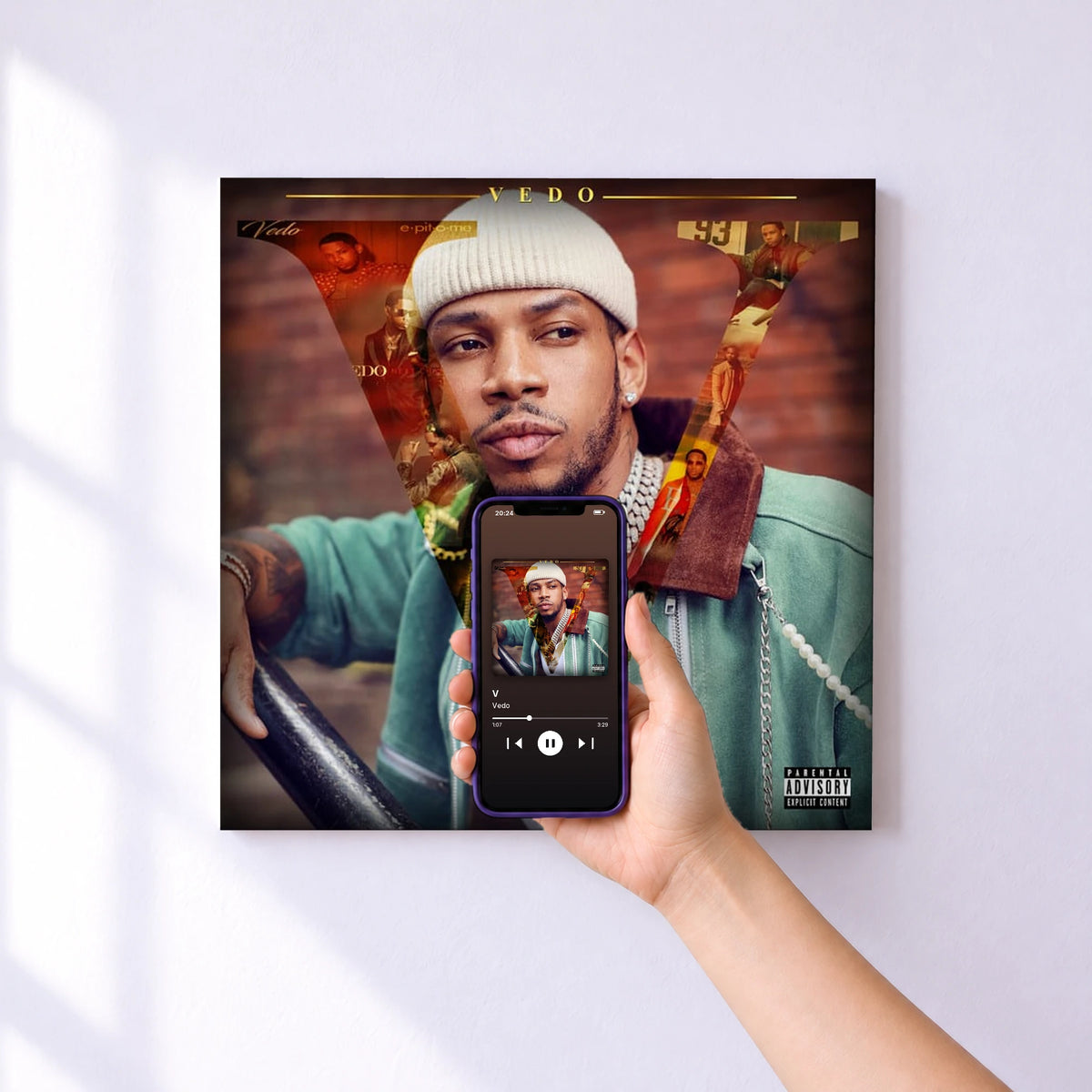 Affiche connectée V de Vedo au mur : l'album se lance en approchant le téléphone