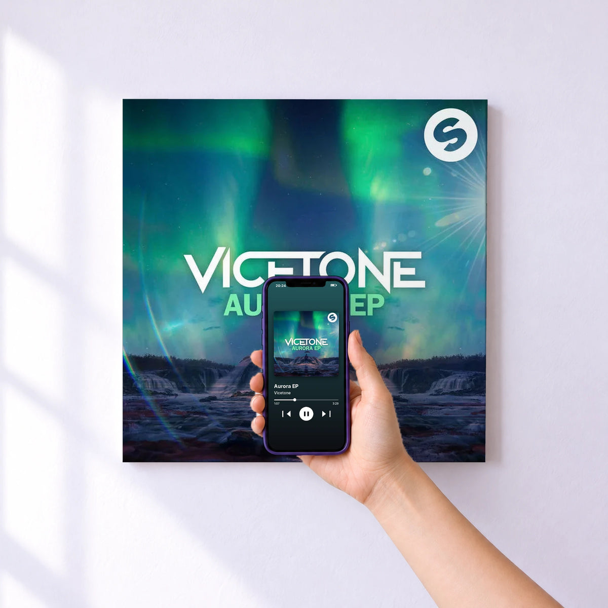 Affiche connectée Aurora EP de Vicetone au mur : l'album se lance en approchant le téléphone