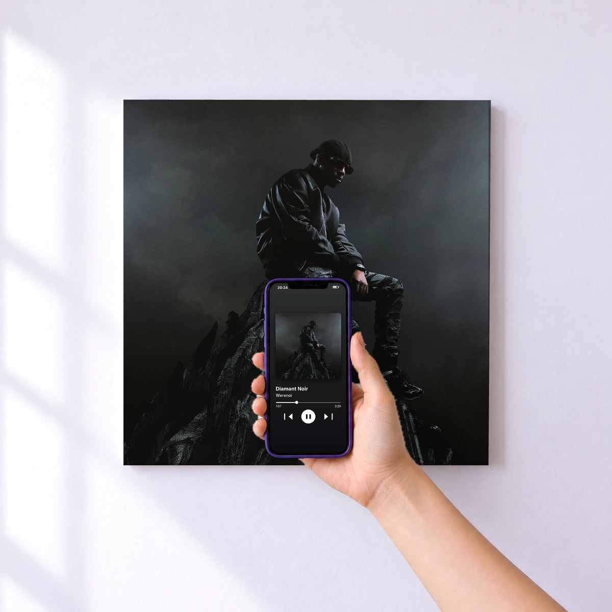 Affiche connectée Diamant Noir de Werenoi au mur : l'album se lance en approchant le téléphone
