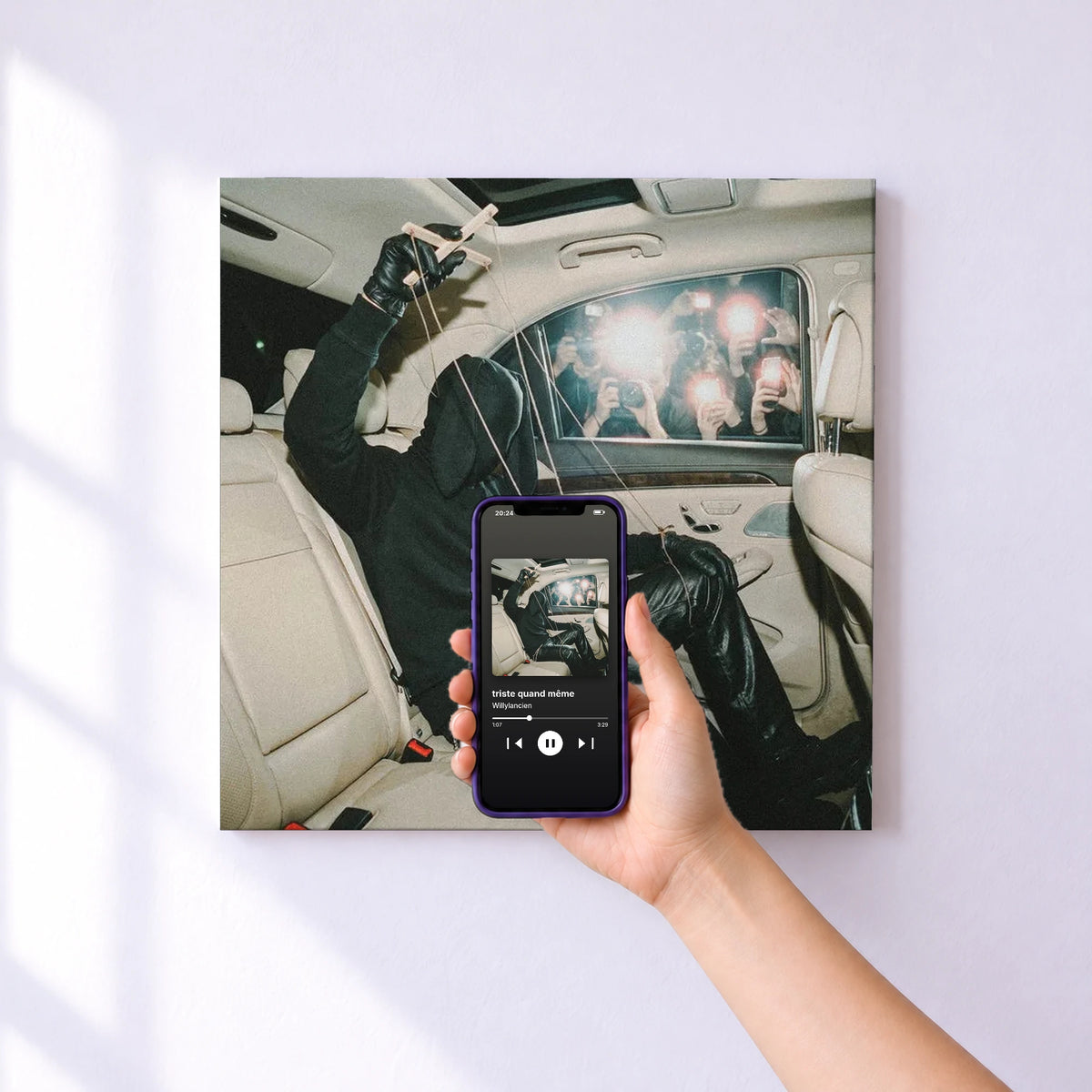 Affiche connectée triste quand même de Willylancien au mur : l'album se lance en approchant le téléphone