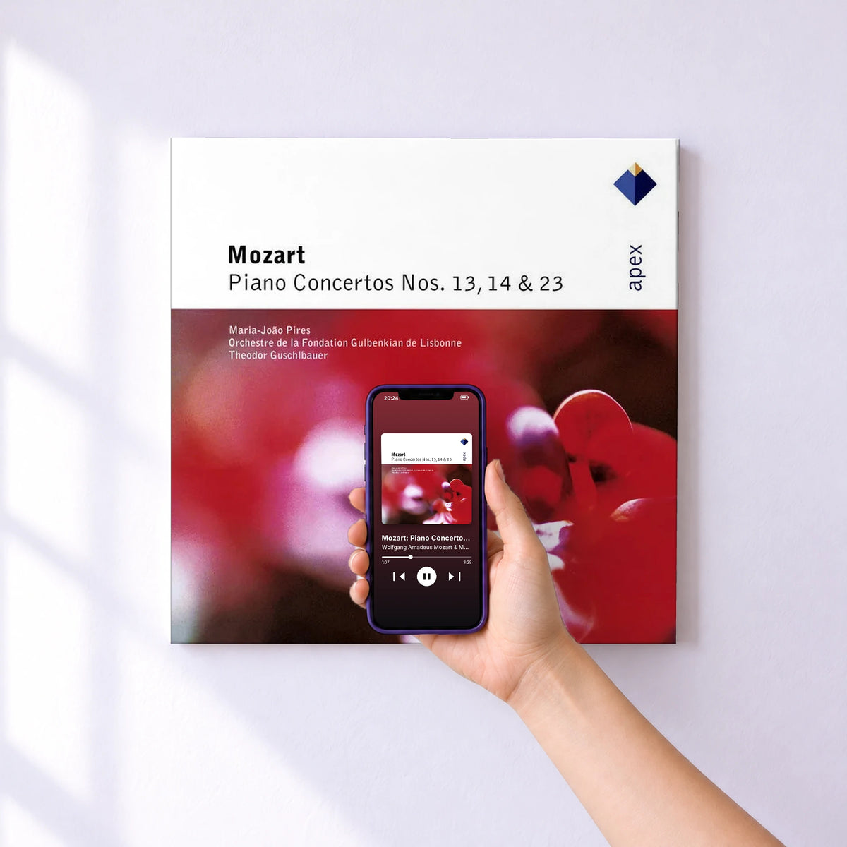 Affiche connectée Mozart: Piano Concertos Nos. 13, 14 & 23 de Wolfgang Amadeus Mozart & Maria João Pires & Theodor Guschlbauer & Gulbenkian Orchestra au mur : l'album se lance en approchant le téléphone