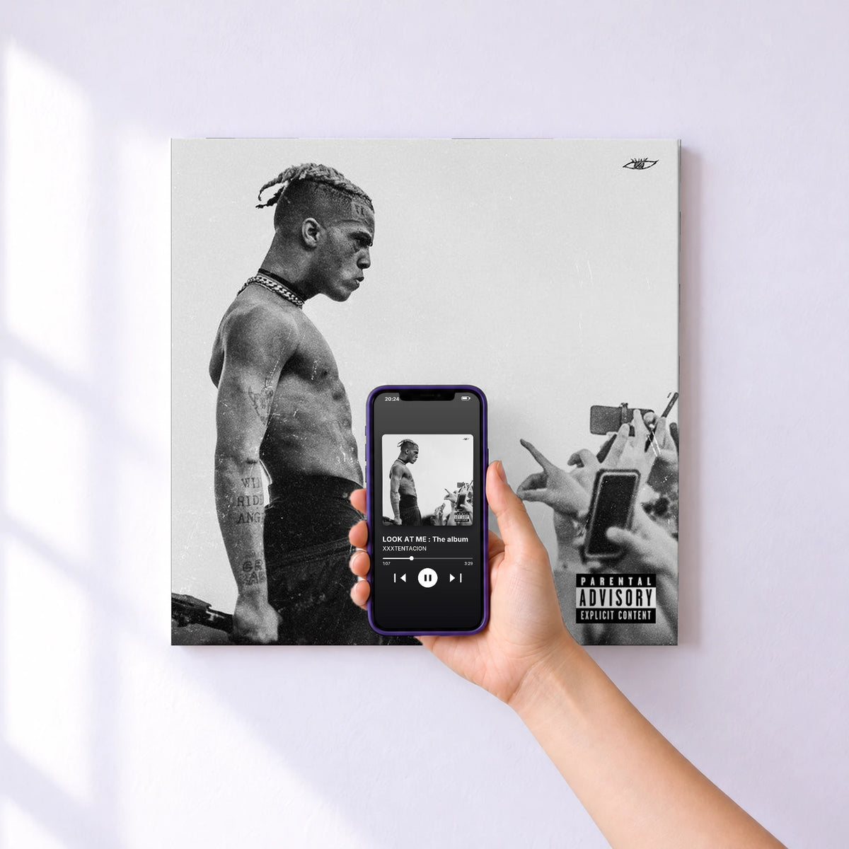 Affiche connectée LOOK AT ME : The album de XXXTENTACION au mur : l'album se lance en approchant le téléphone