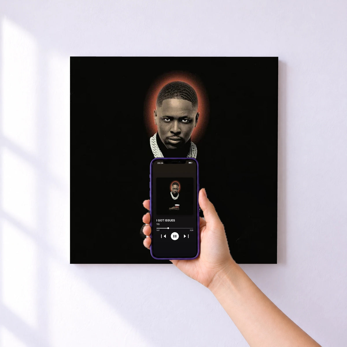 Affiche connectée I GOT ISSUES de YG au mur : l'album se lance en approchant le téléphone