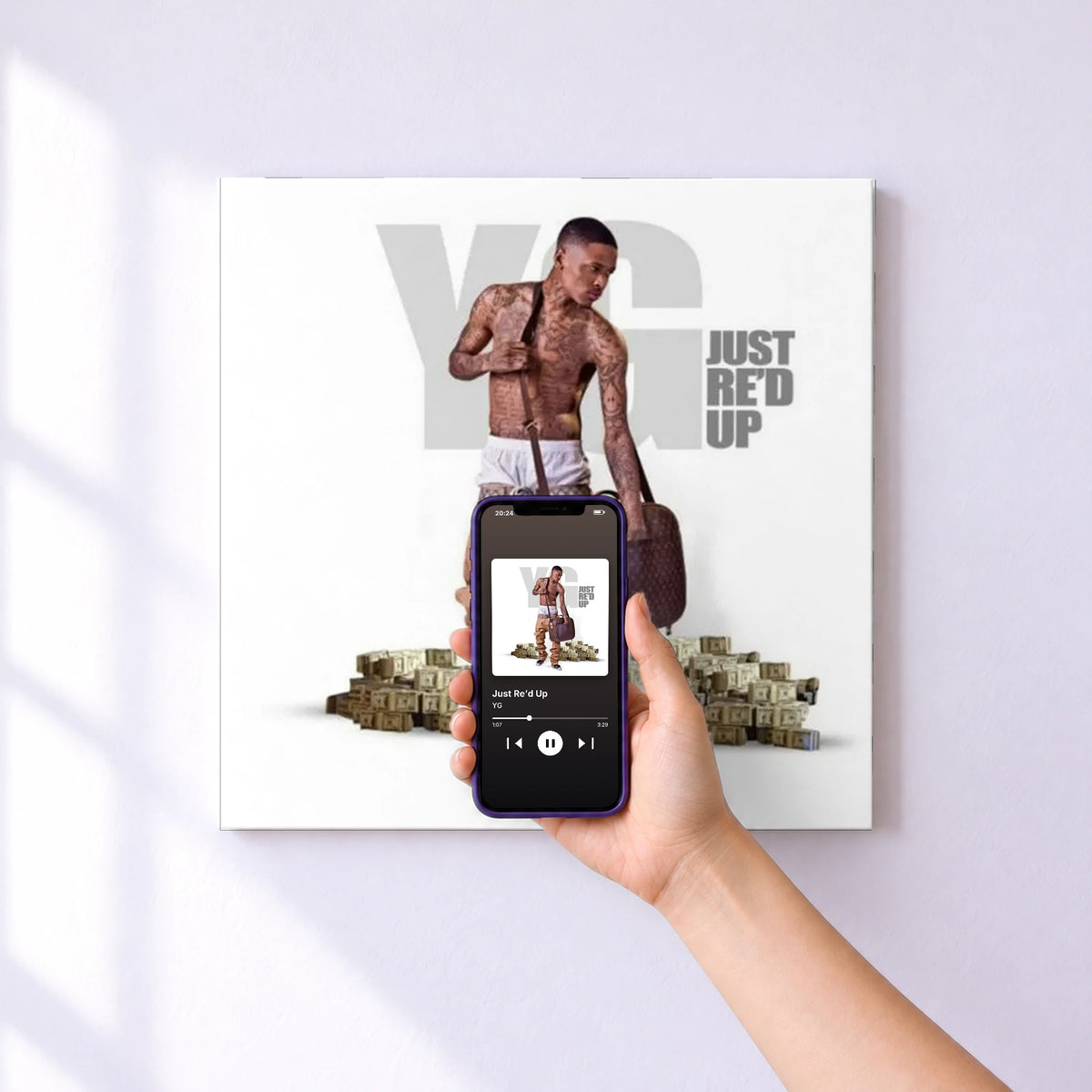 Affiche connectée Just Re’d Up de YG au mur : l'album se lance en approchant le téléphone