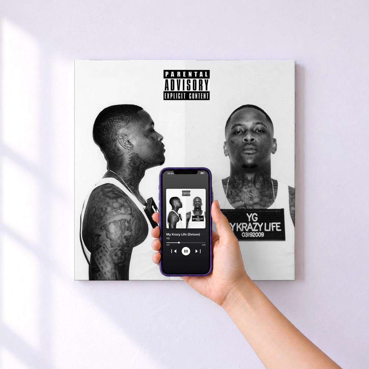 Affiche connectée My Krazy Life (Deluxe) de YG au mur : l'album se lance en approchant le téléphone