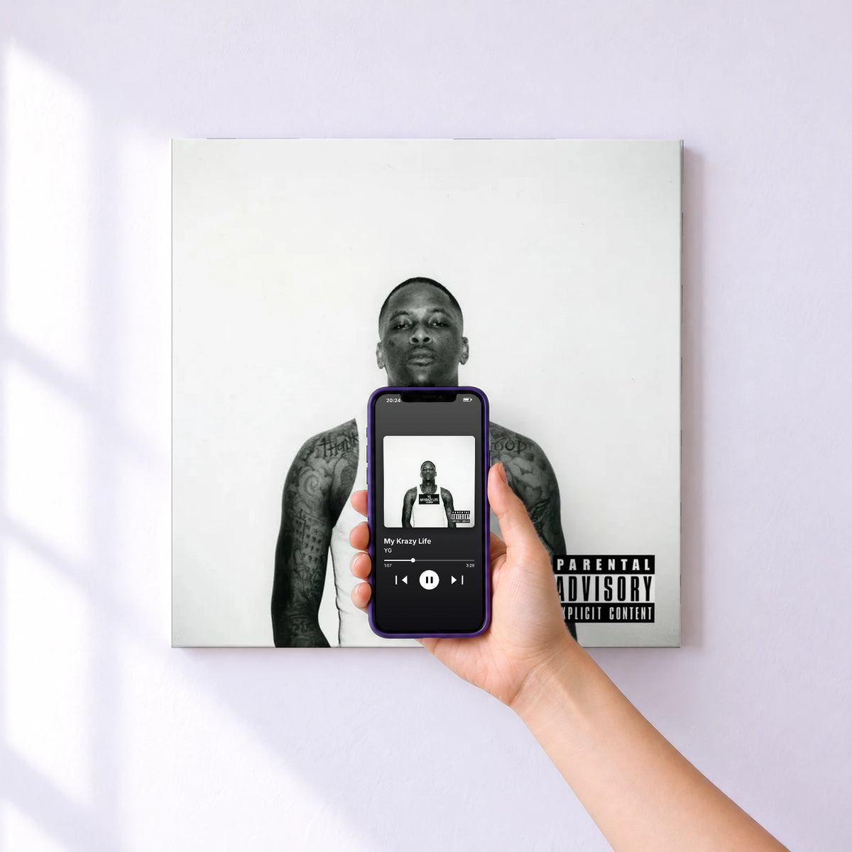 Affiche connectée My Krazy Life de YG au mur : l'album se lance en approchant le téléphone