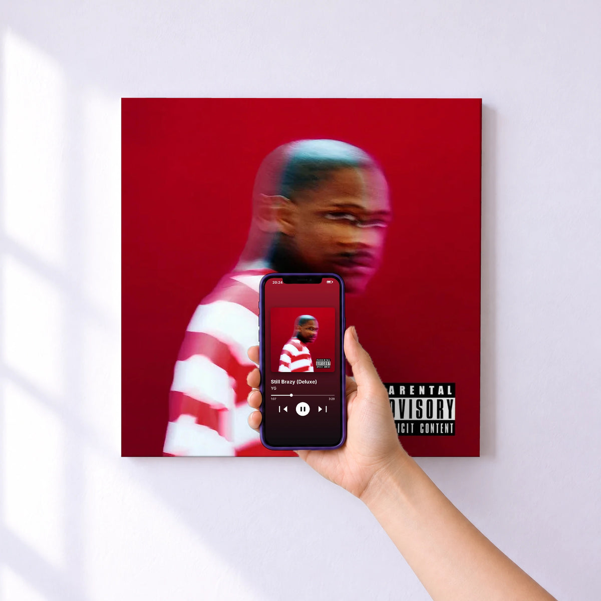 Affiche connectée Still Brazy (Deluxe) de YG au mur : l'album se lance en approchant le téléphone