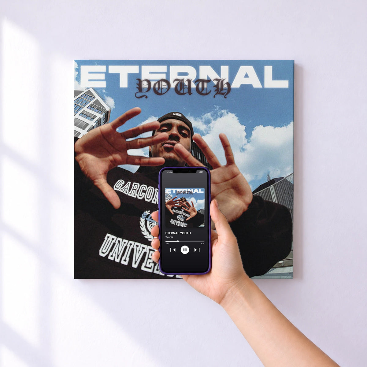 Affiche connectée ETERNAL YOUTH de Yvnnis au mur : l'album se lance en approchant le téléphone