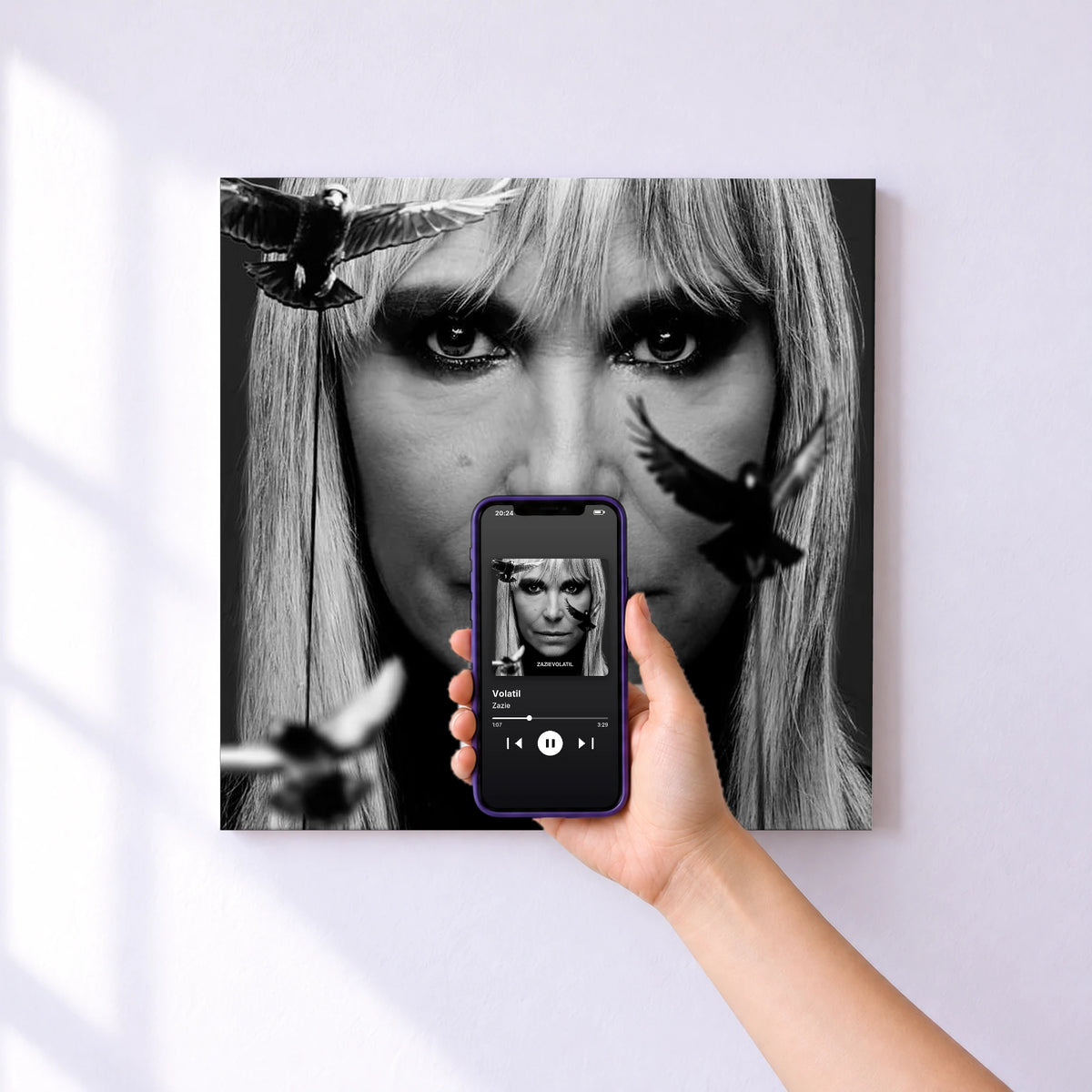 Affiche connectée Volatil de Zazie au mur : l'album se lance en approchant le téléphone