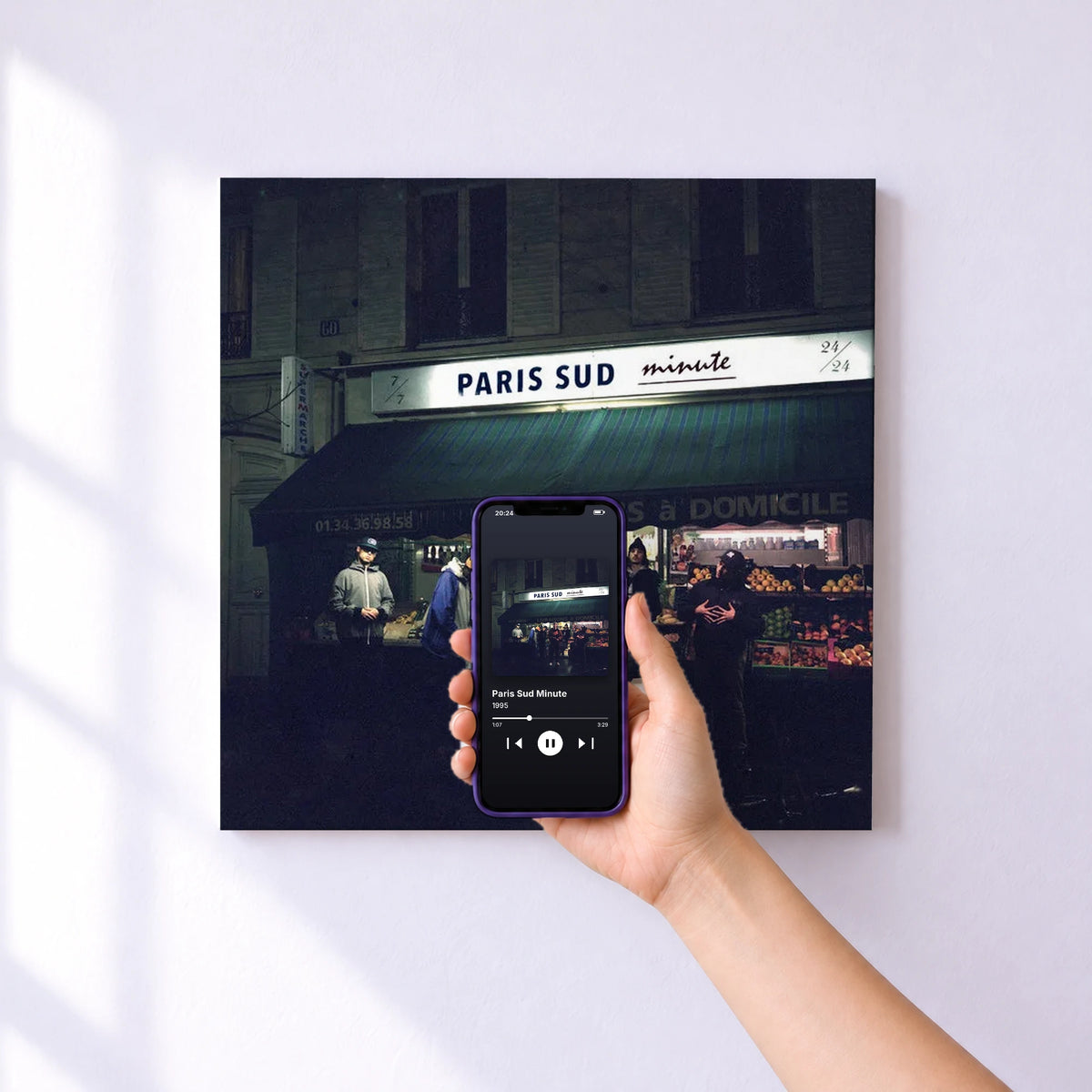 Affiche connectée Paris Sud Minute de 1995 au mur : l'album se lance en approchant le téléphone