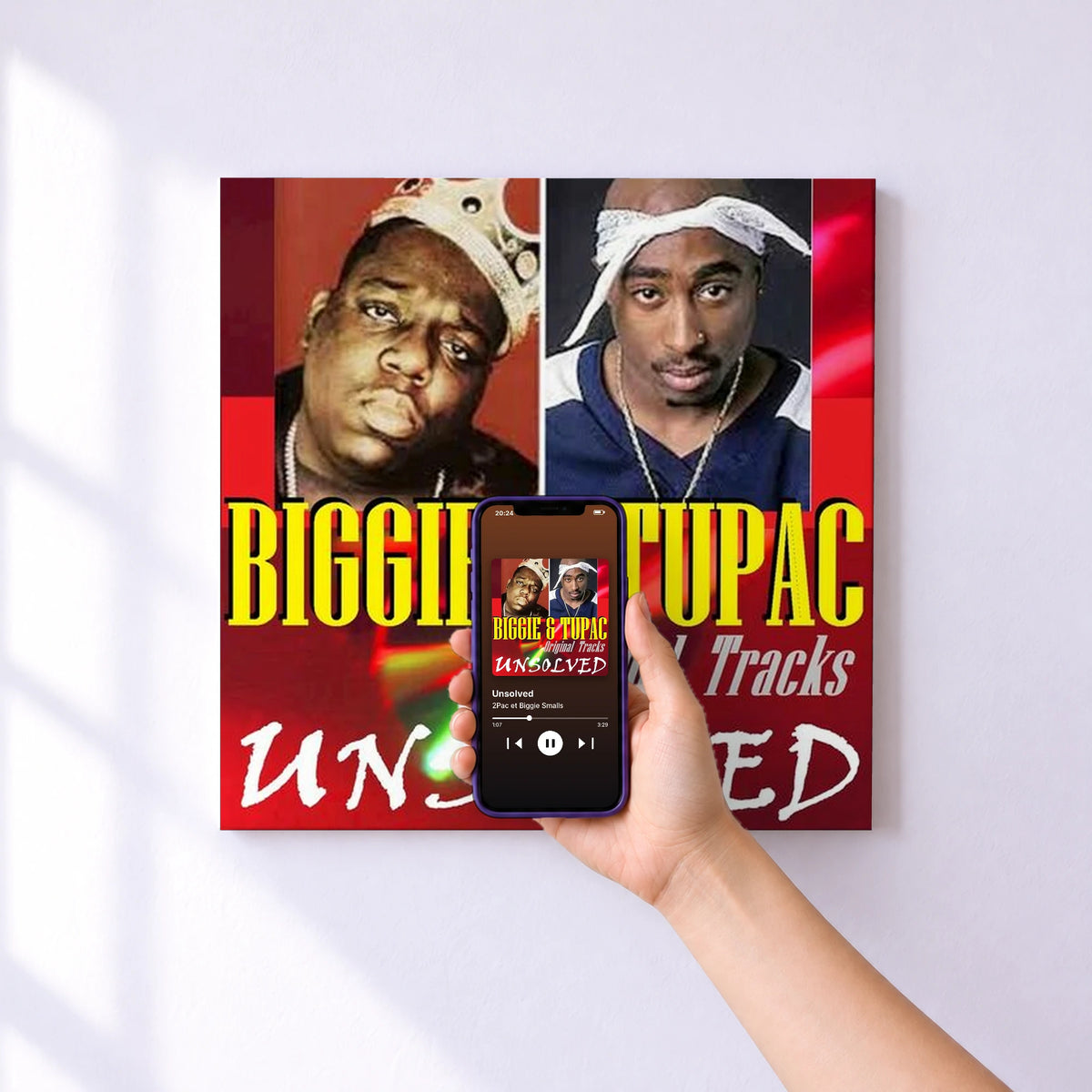 Affiche connectée Unsolved de 2Pac et Biggie Smalls au mur : l'album se lance en approchant le téléphone