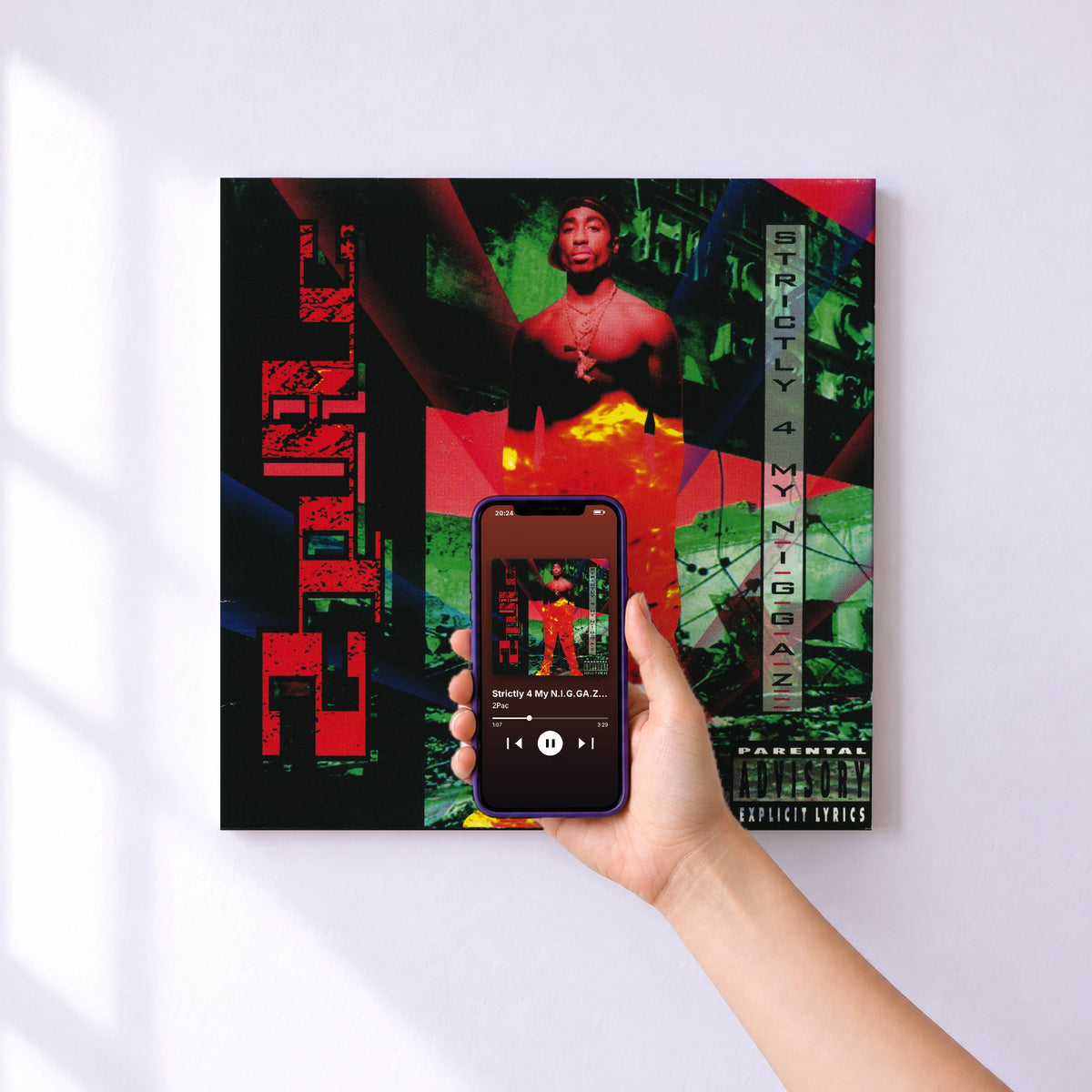 Affiche connectée Strictly 4 My N.I.G.GA.Z... de 2Pac au mur : l'album se lance en approchant le téléphone