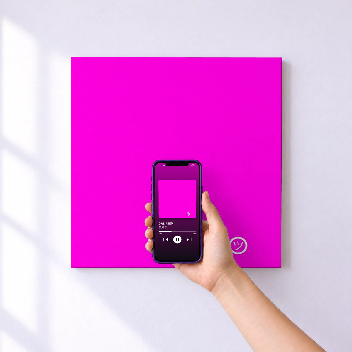 Affiche connectée DAS ㋡JEMI de 55ASKY au mur : l'album se lance en approchant le téléphone