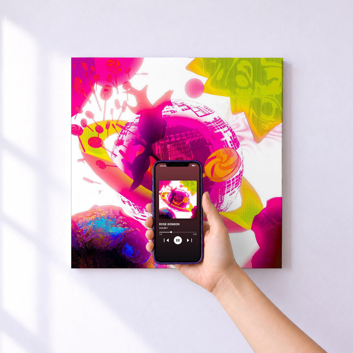Affiche connectée R0SE 80N80N de 55ASKY au mur : l'album se lance en approchant le téléphone