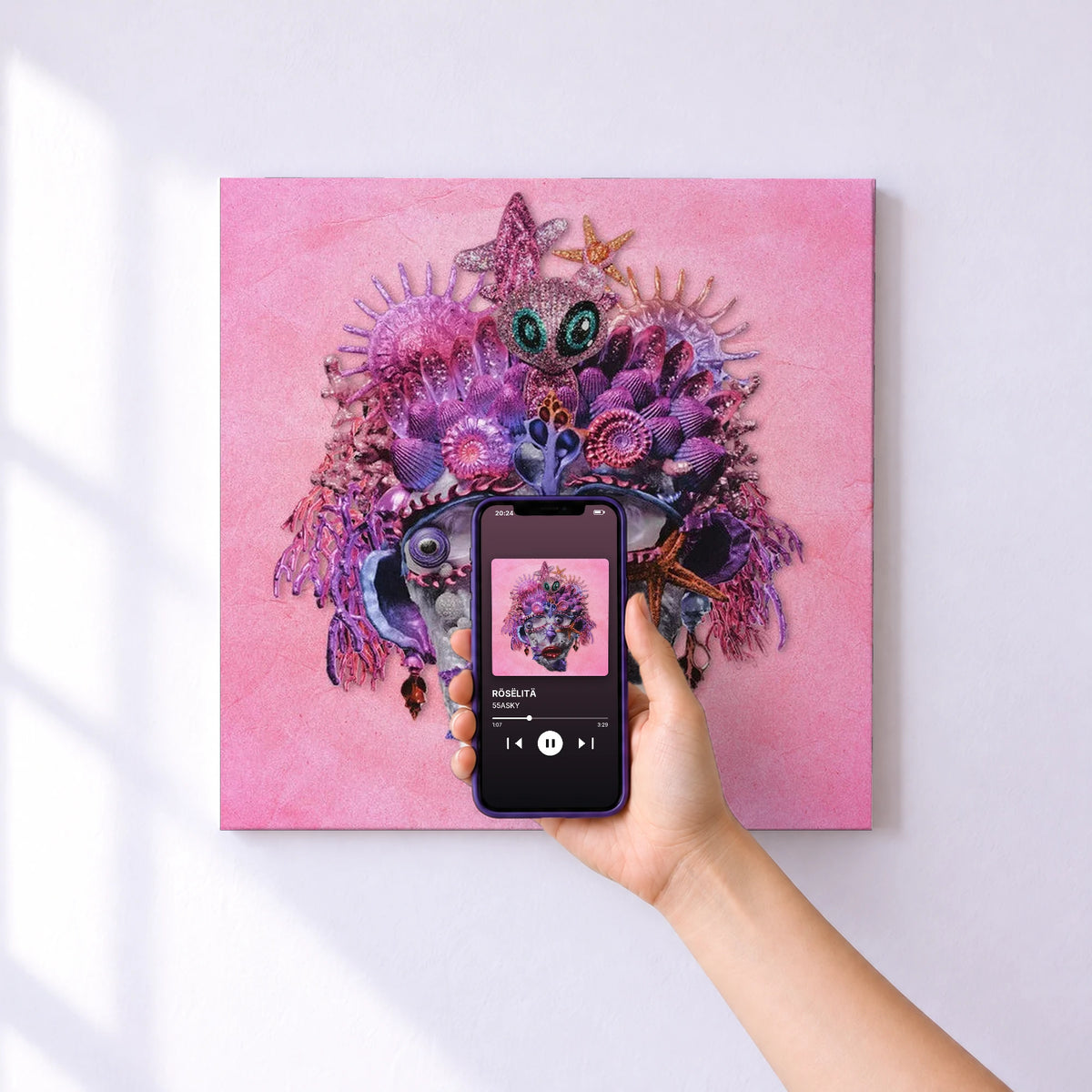 Affiche connectée RÖSËLITÄ de 55ASKY au mur : l'album se lance en approchant le téléphone