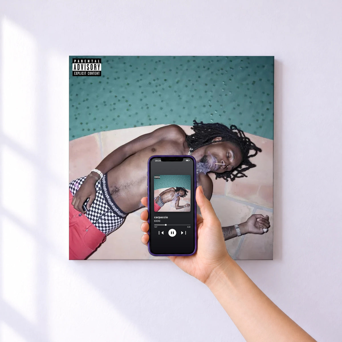 Affiche connectée carpaccio de 63OG au mur : l'album se lance en approchant le téléphone