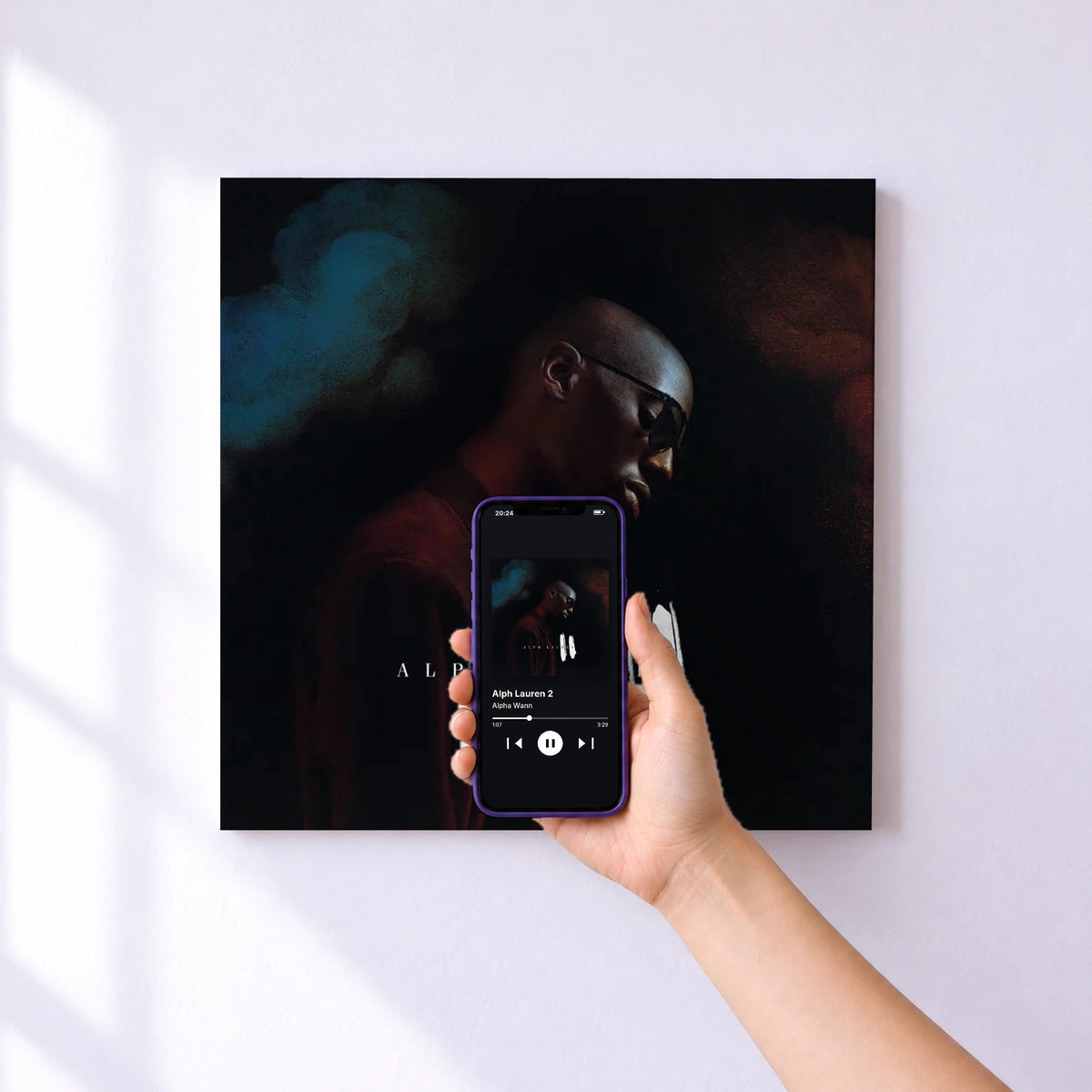 Affiche connectée Alph Lauren 2 de Alpha Wann au mur : l'album se lance en approchant le téléphone