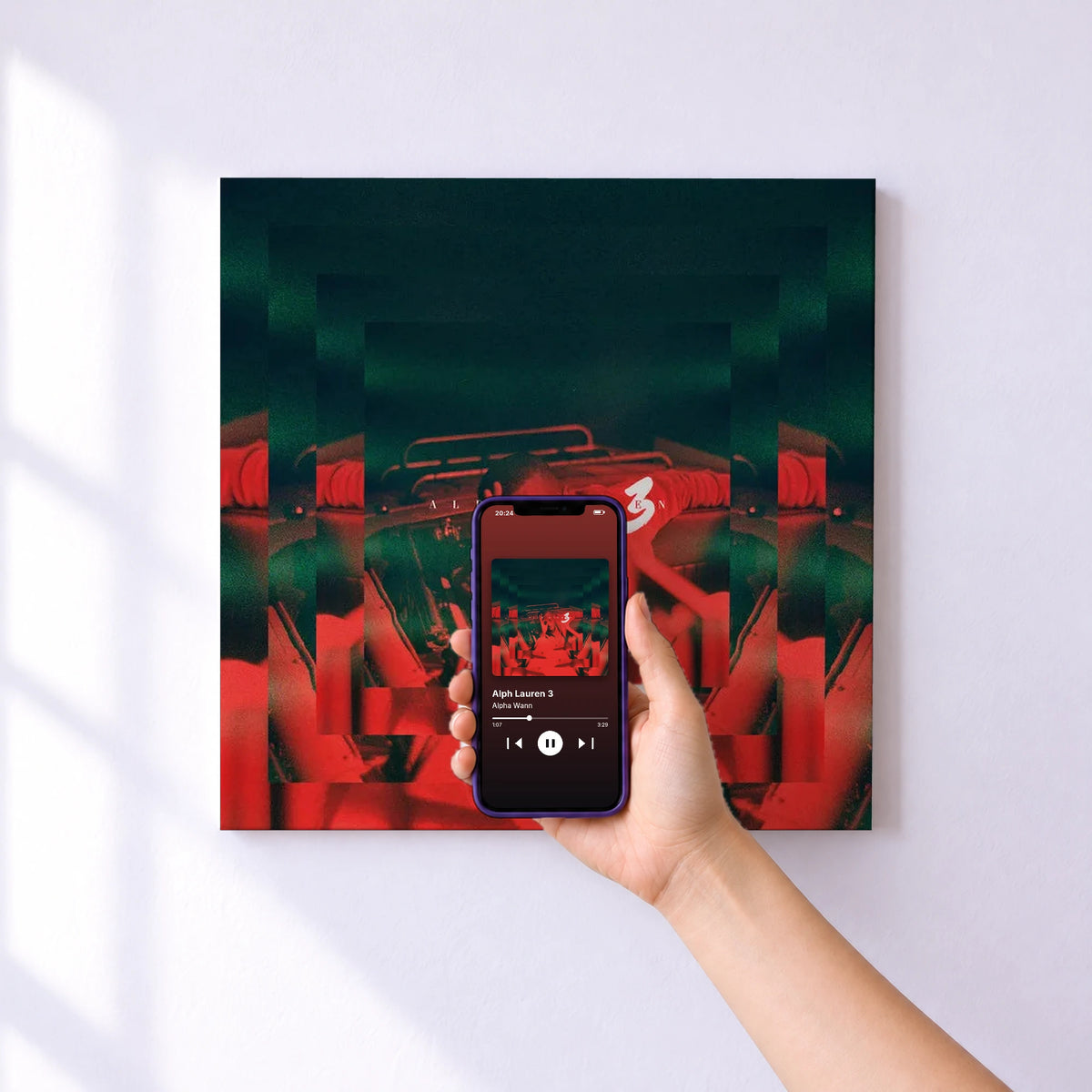 Affiche connectée Alph Lauren 3 de Alpha Wann au mur : l'album se lance en approchant le téléphone