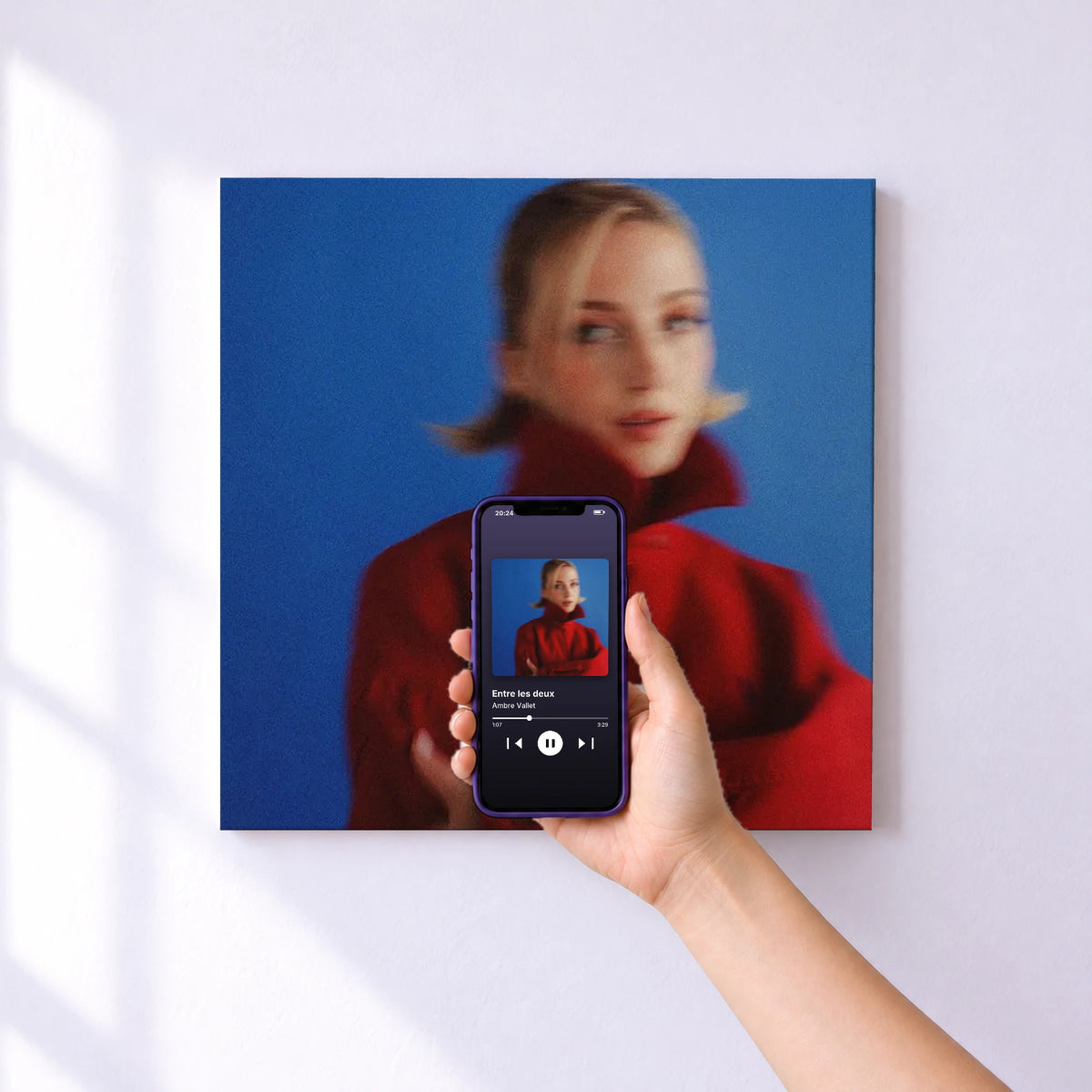 Affiche connectée Entre les deux de Ambre Vallet au mur : l'album se lance en approchant le téléphone