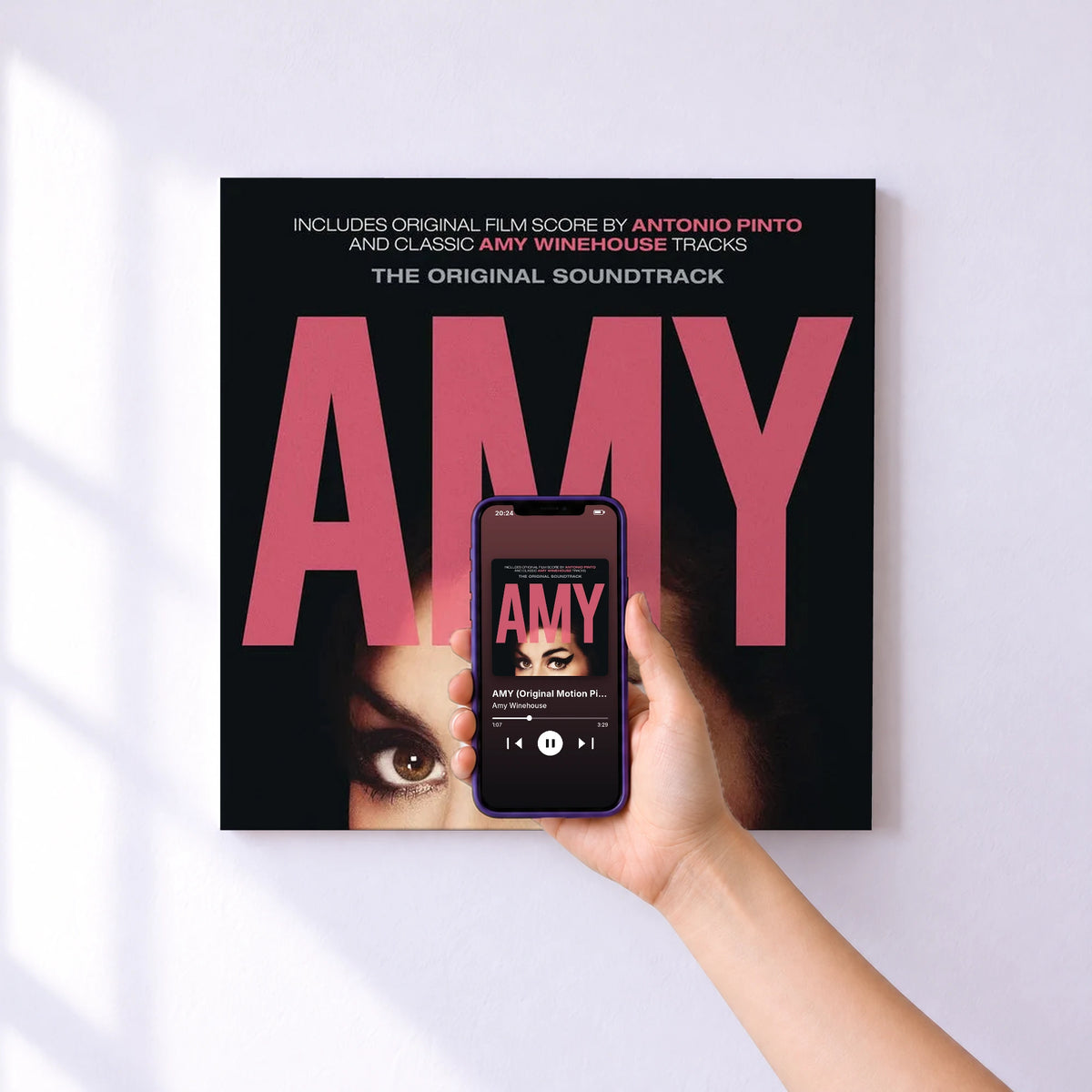 Affiche connectée AMY (Original Motion Picture Soundtrack) de Amy Winehouse au mur : l'album se lance en approchant le téléphone