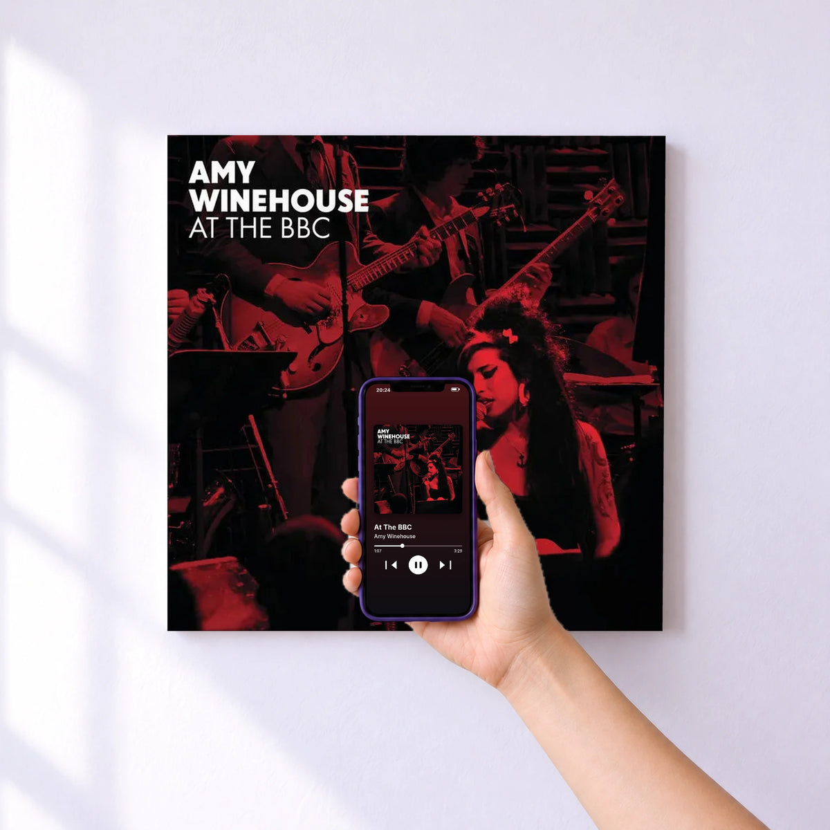 Affiche connectée At The BBC de Amy Winehouse au mur : l'album se lance en approchant le téléphone