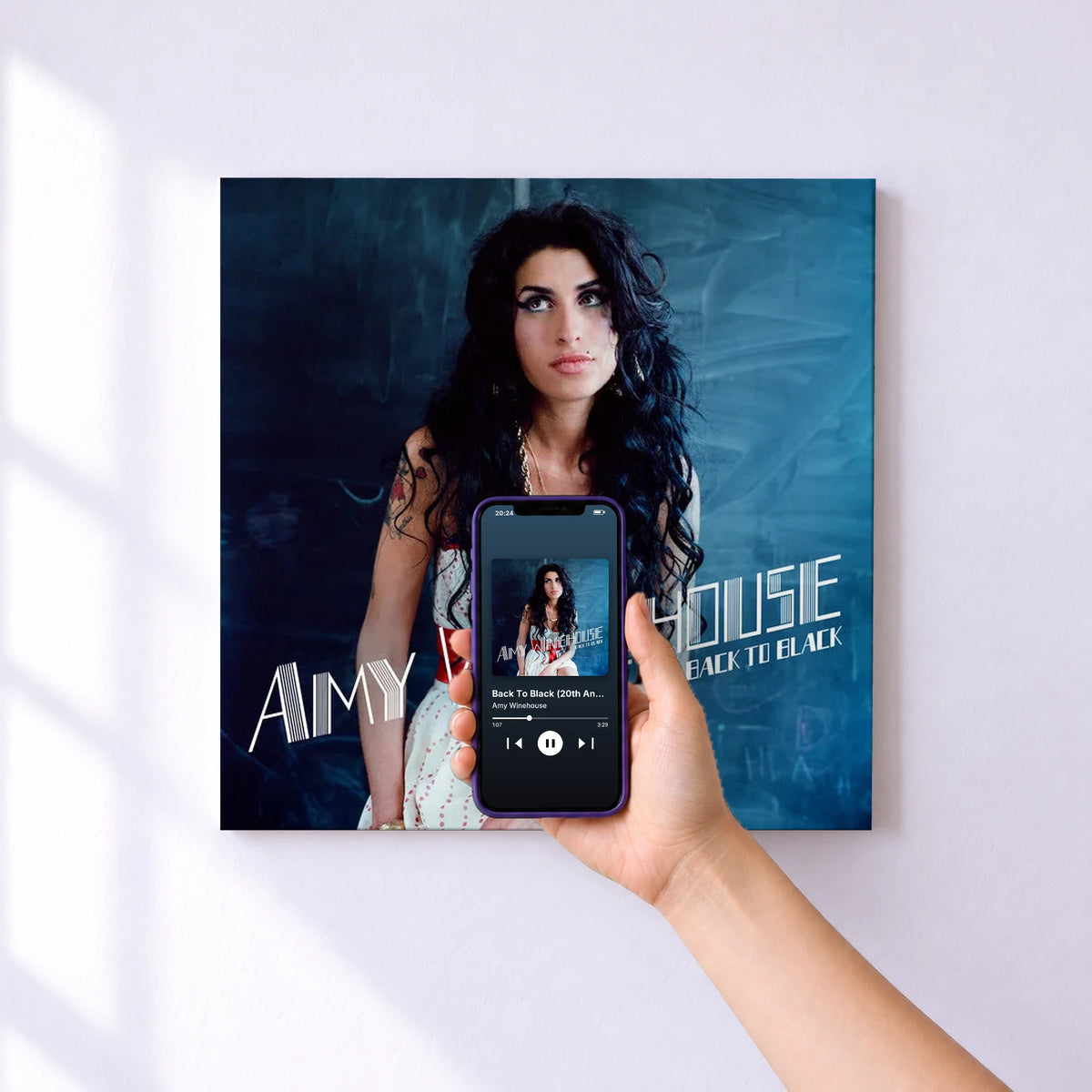 Affiche connectée Back To Black (20th Anniversary Edition) de Amy Winehouse au mur : l'album se lance en approchant le téléphone