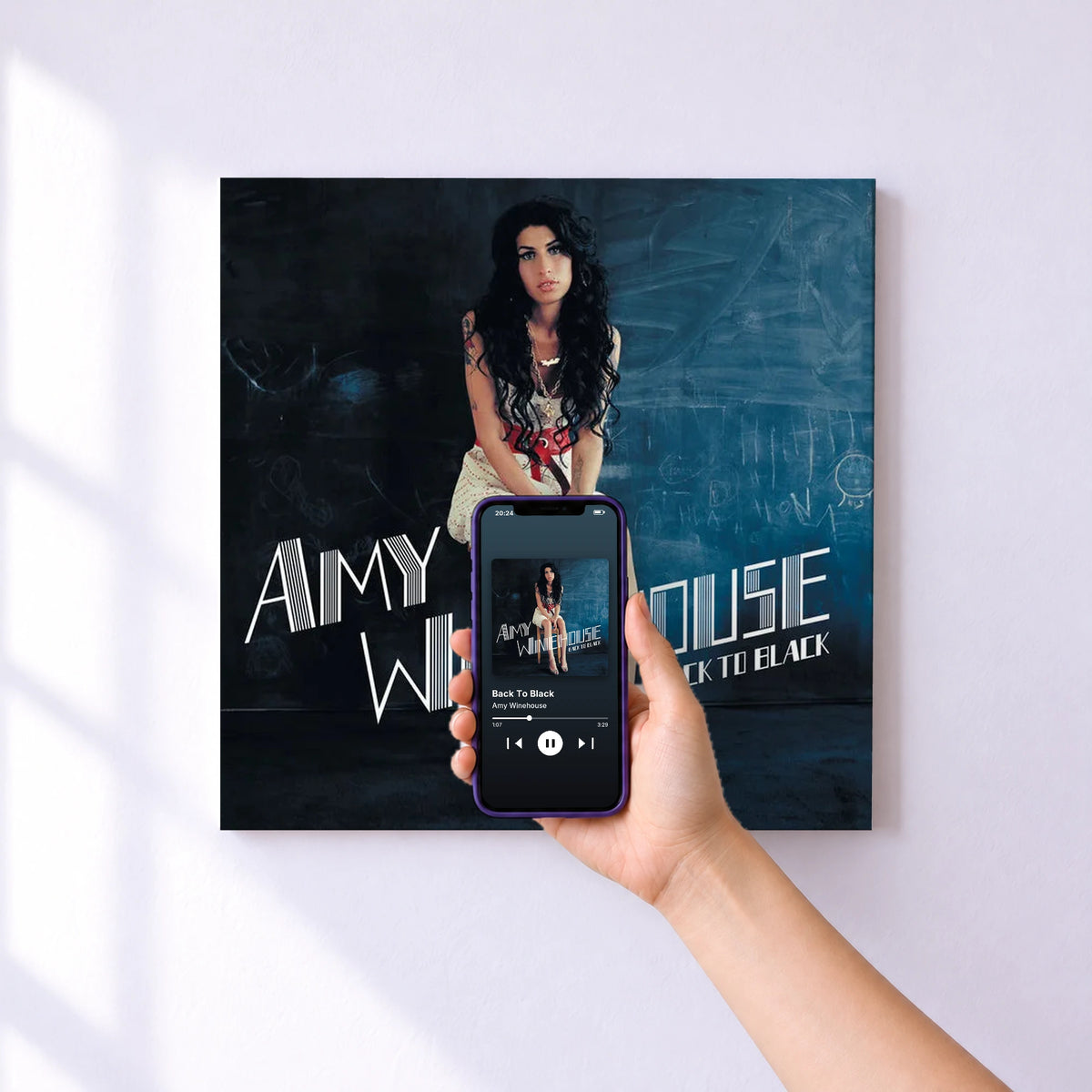 Affiche connectée Back To Black de Amy Winehouse au mur : l'album se lance en approchant le téléphone