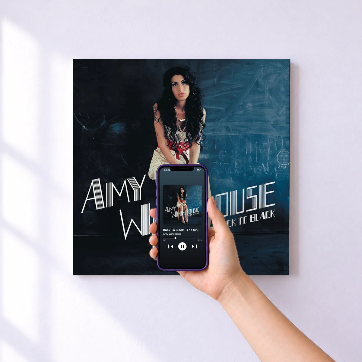 Affiche connectée Back To Black - The Singles Remixes de Amy Winehouse au mur : l'album se lance en approchant le téléphone