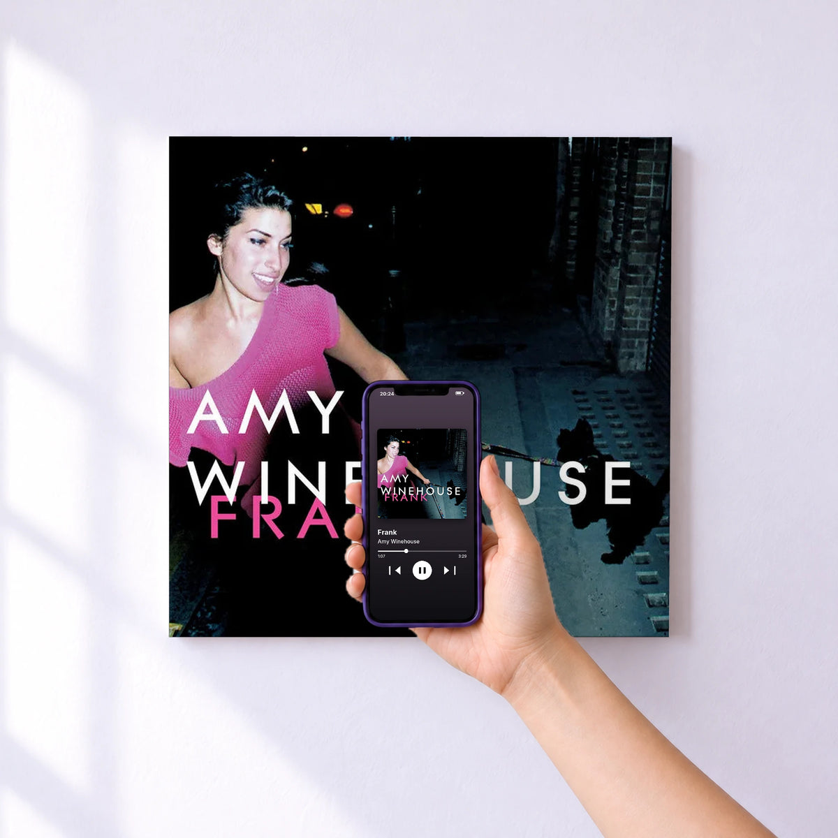Affiche connectée Frank de Amy Winehouse au mur : l'album se lance en approchant le téléphone