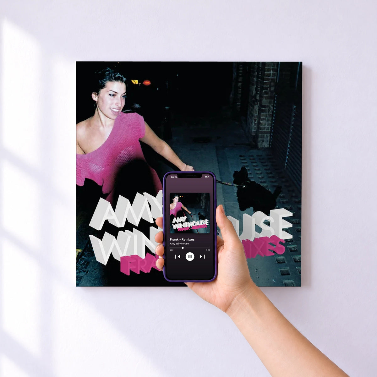 Affiche connectée Frank - Remixes de Amy Winehouse au mur : l'album se lance en approchant le téléphone